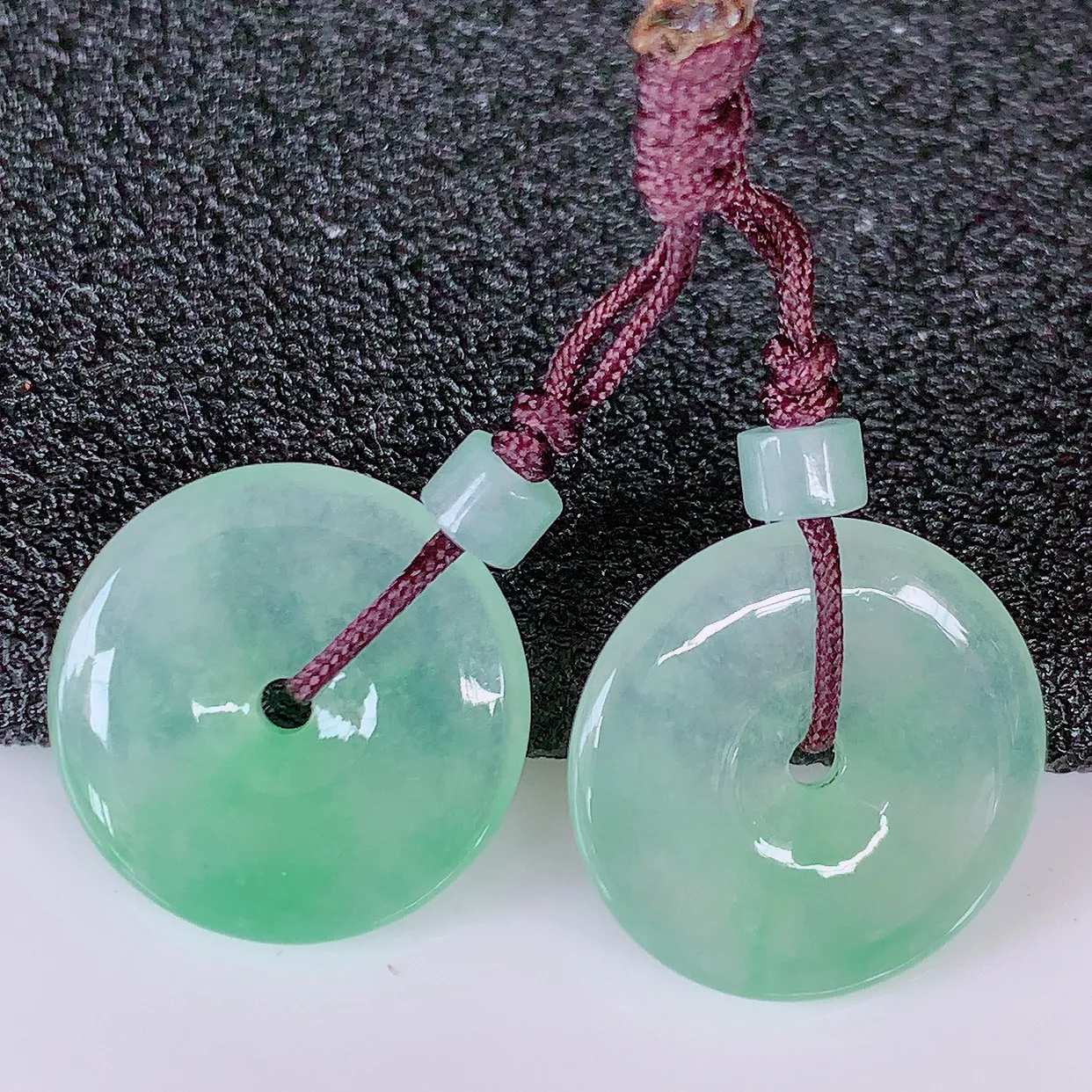 自然光实拍，冰种飘绿翡翠一对平安扣耳坠，翠色灵动，玉质细腻，颜色漂亮，品相佳，佩戴佳品！配银线 #41.9尺寸15*3