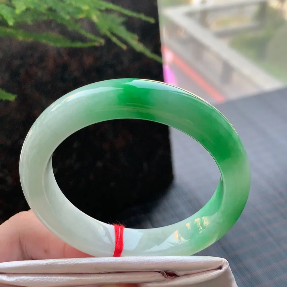 正圈一大节阳绿 无瑕 尺寸:55.7/12.6/9.6 色阳