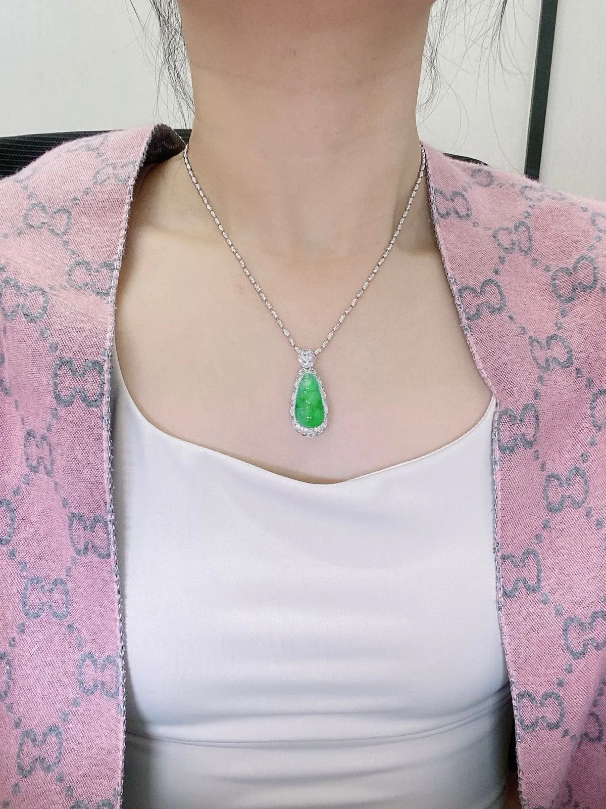 【冰种飘绿福豆吊坠】种地上乘，冰感十足，通透起光，饱满圆润，18k金钻镶嵌，裸石尺寸22*11.6*5.5毫米。