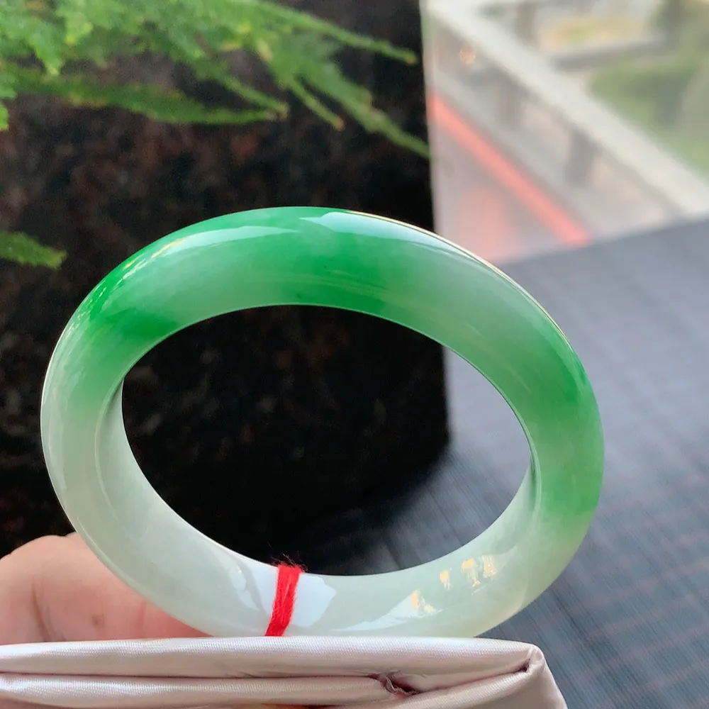 正圈一大节阳绿 无瑕 尺寸:55.7/12.6/9.6 色阳