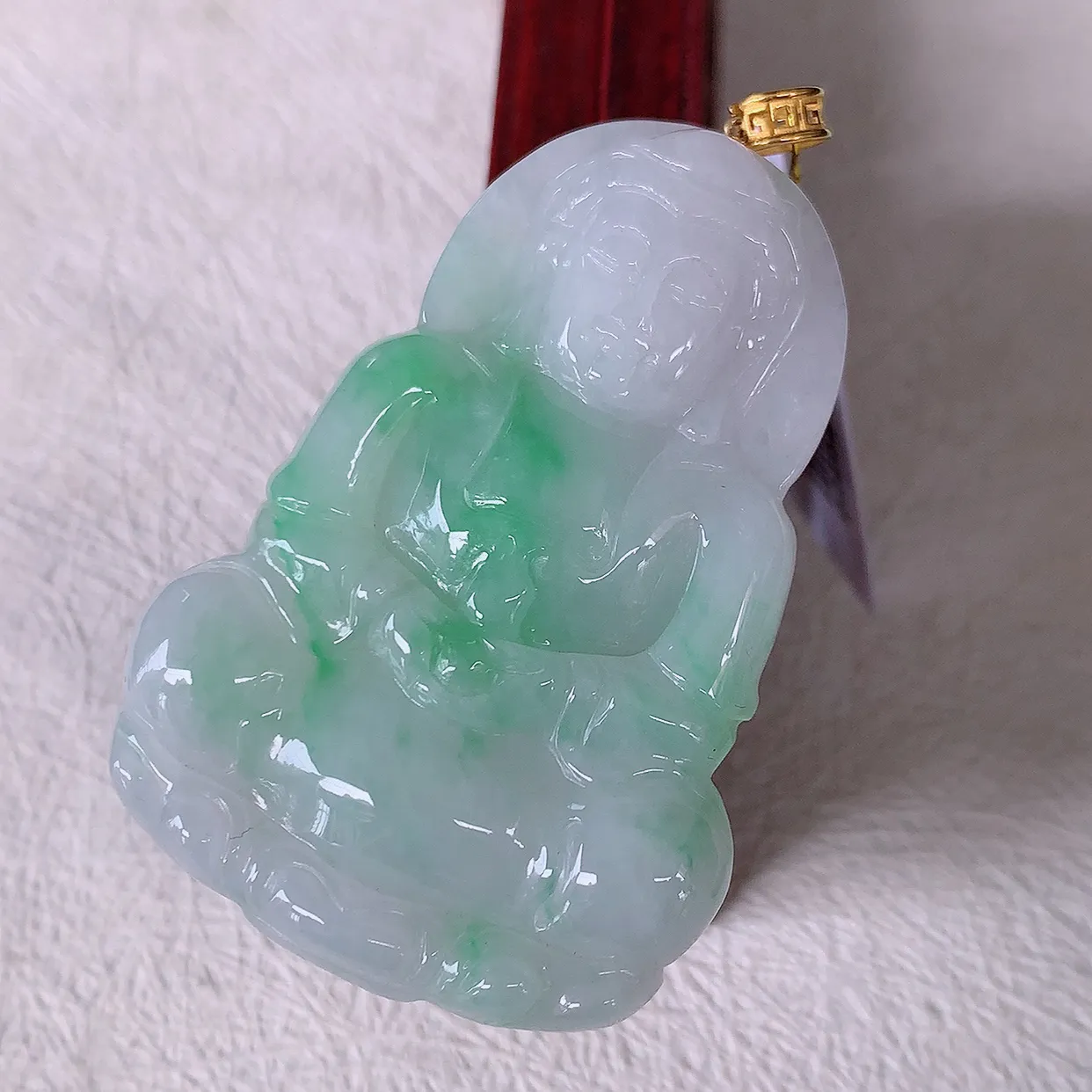 18K金镶嵌冰润飘绿翡翠观音菩萨吊坠，赐福翡翠观音，观音面相端庄，品相佳，佩戴气质！#35.9整体55.5裸石50*34.5*5.6