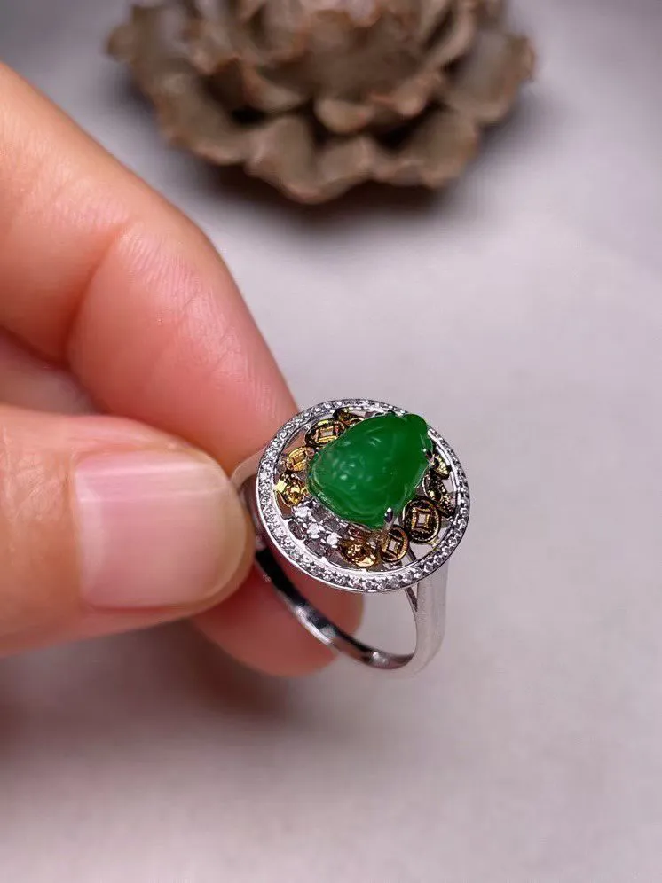 冰糯种辣色金蟾戒指、真金真钻镶嵌，种水好，玉质细腻 .裸石尺寸 9.5*6.7