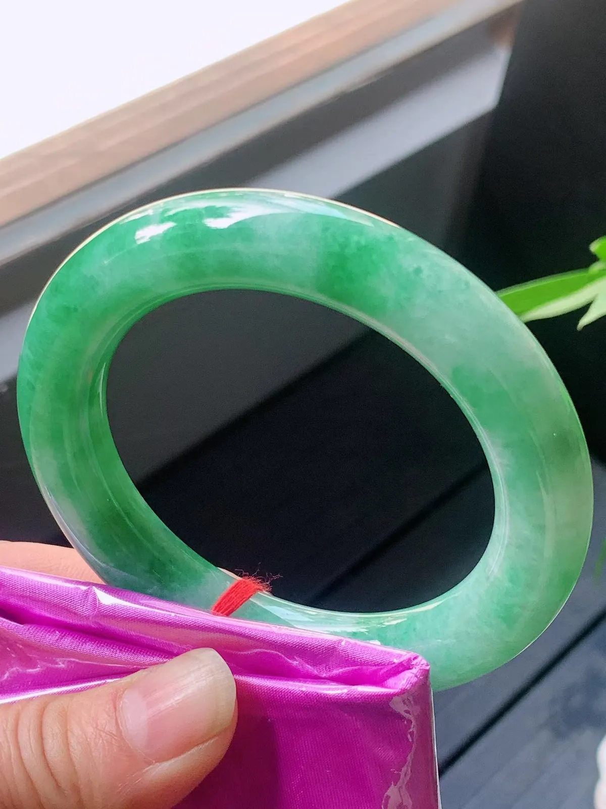 【翡翠名称】老种冰飘绿花55.8圈口圆条手镯
【翡翠尺寸】55.8/12/11.8mm适合56-58正圈口佩戴
【翡翠描述】宝贝种老水足，玉质细腻，色泽靓丽，性价比高，佩戴效果好！
【其它赠送】权威证书/精美挂绳盒子/支持全国复检