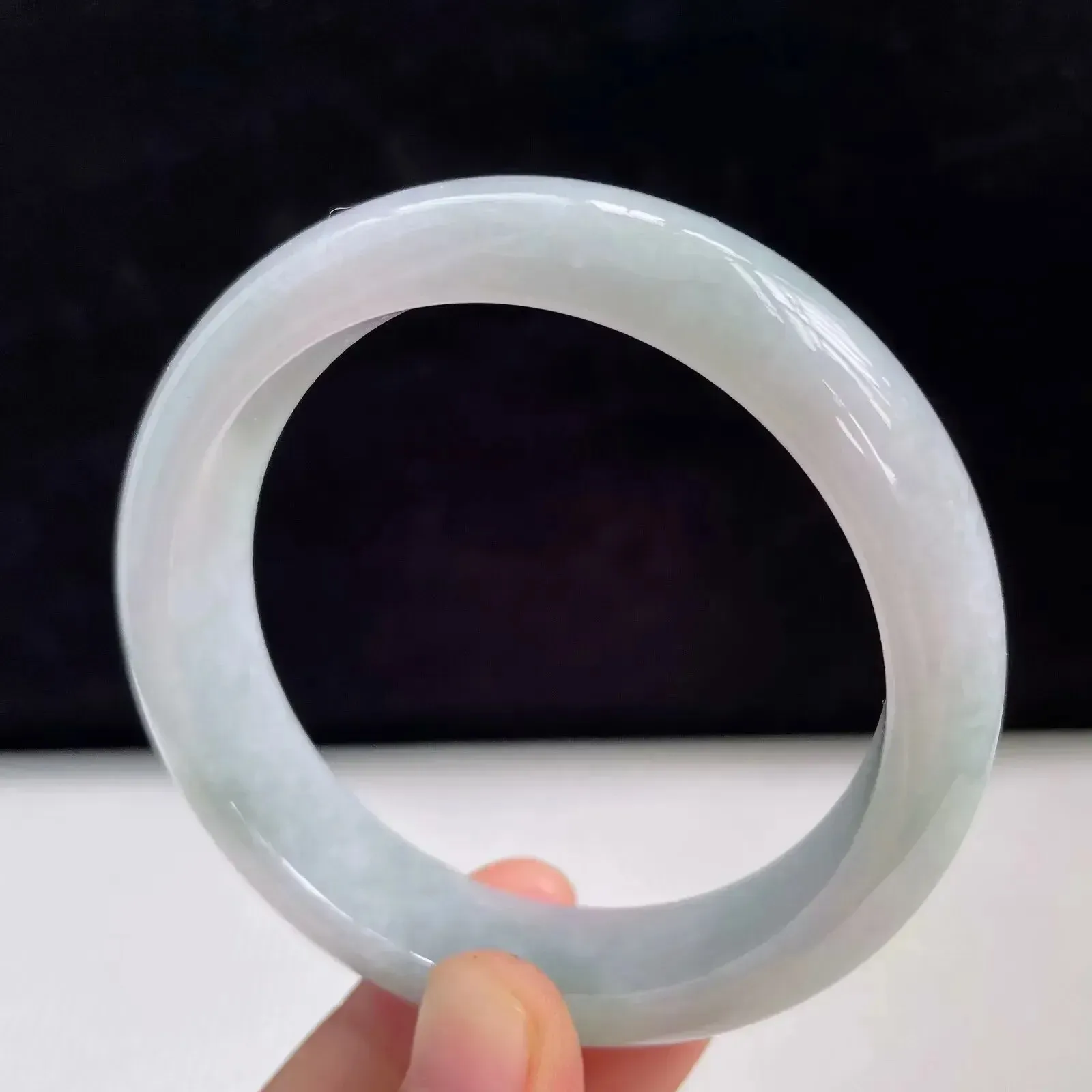 55mm自然光拍摄天然翡翠飘绿好种水正圈手镯 54.83克