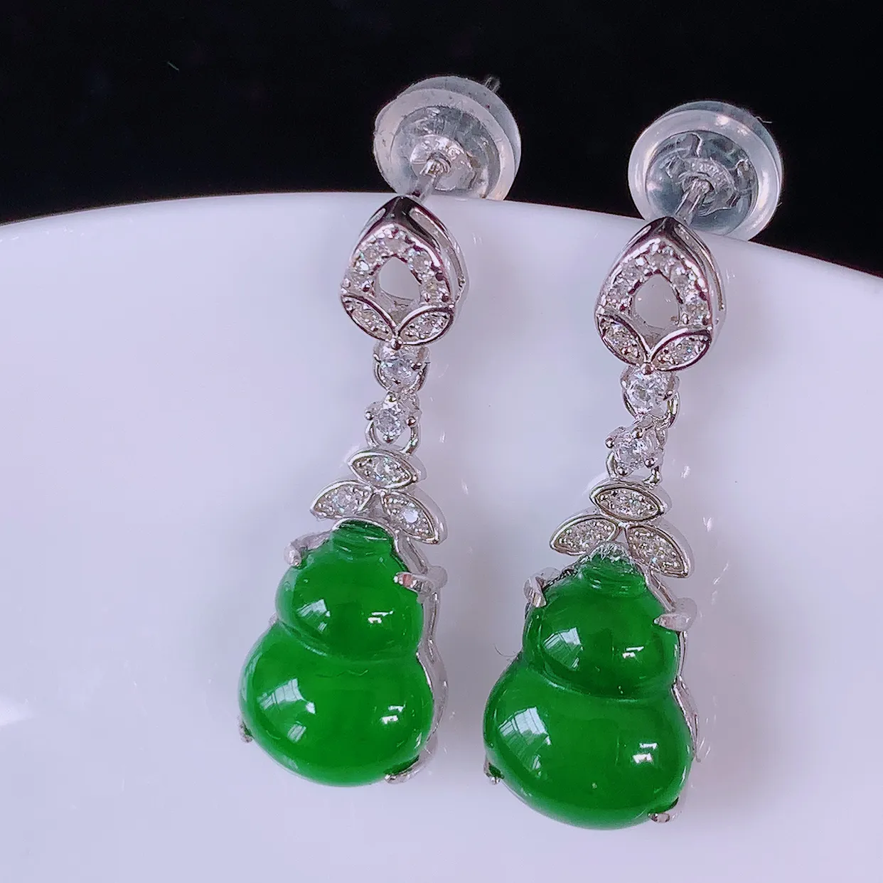 冰透满绿翡翠925银镶嵌葫芦耳坠，自然光实拍，翠色灵动，颜色漂亮，种老水足，品相佳，佩戴佳品！#97.9整体23*8*5裸石9.5*8
