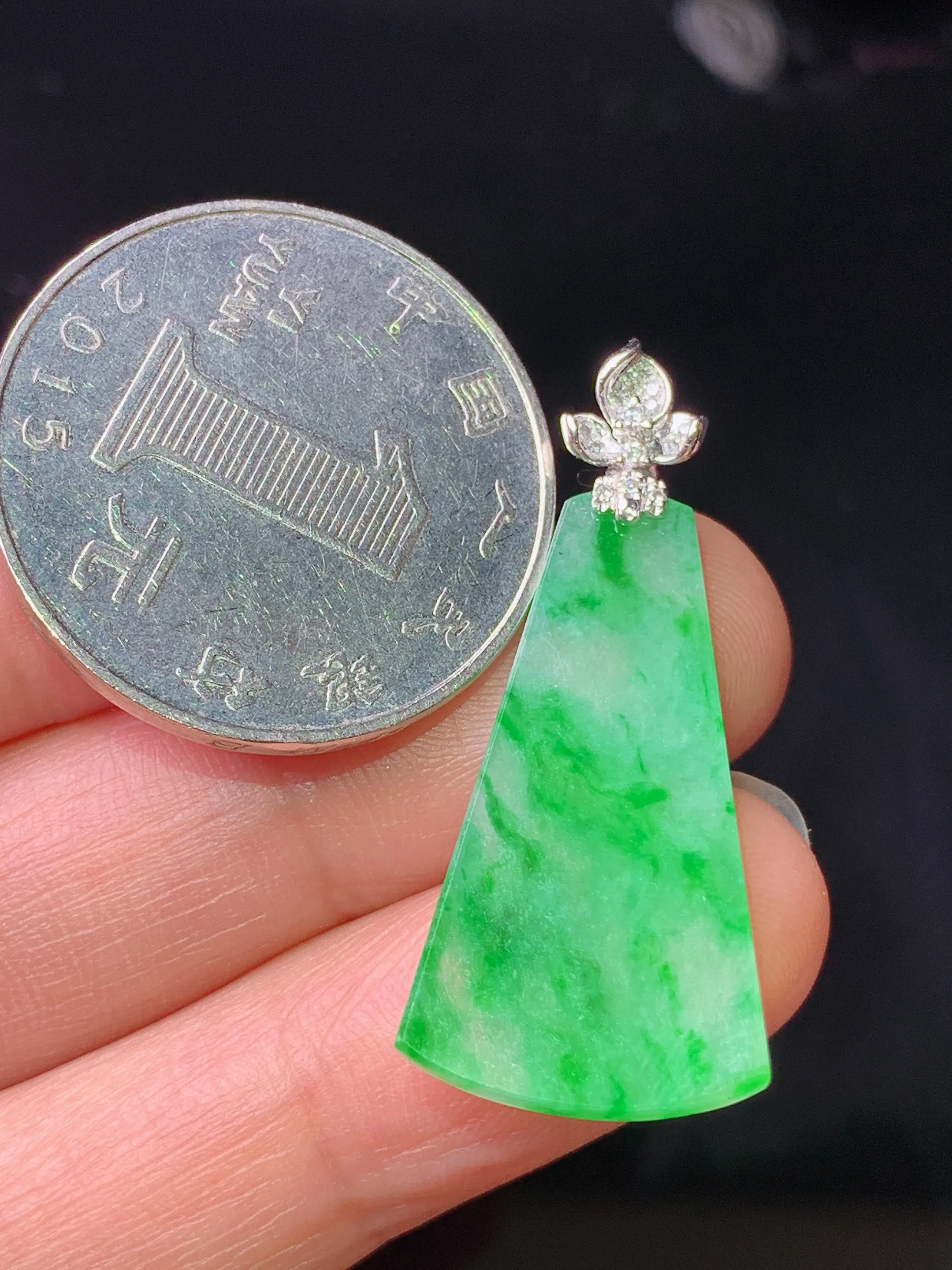 18k金钻镶嵌翠绿无事牌吊坠 玉质细腻 水润亮眼 色泽艳丽 整体尺寸33.8*15*2.2