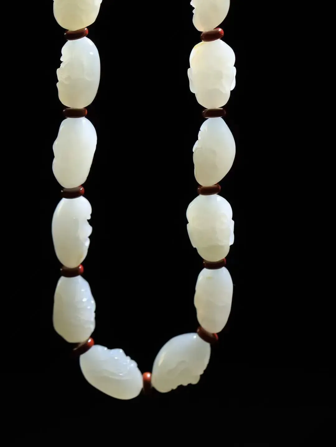 （十八罗汉.手持）

新疆和田籽料十八罗汉手持，玉质温润细腻 油性十足 颗颗饱满圆润。罗汉有着金刚不坏之身，修行得道，六根清净， 象征坚毅坚强、顺畅如意、幸福安康，在遇到任何困难时，能够逢凶化吉、消灾避灾。重66.44克 尺寸取一18.6-12.5-10.1mm FDA-98125978