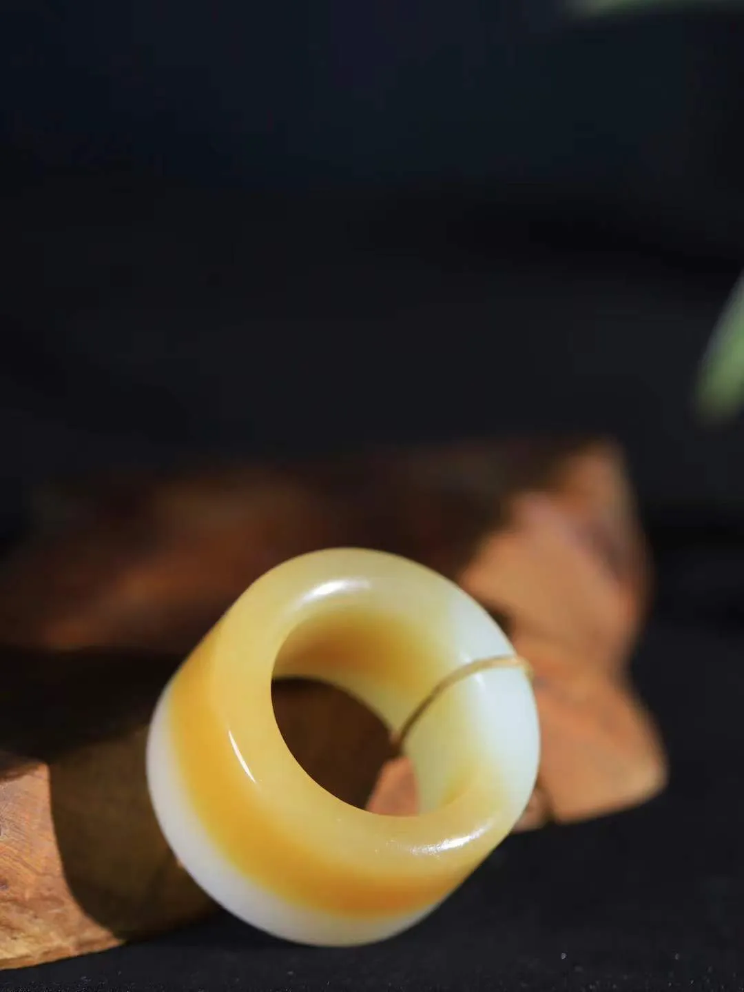 【古韵·扳指】

精品和田玉糖白玉扳指，玉质温润，油润感十足， 整器古韵生辉。优雅高贵。运筹帷幄于掌中，决胜于千里之外。
重30克 内径圈口22mm  尺寸20.2-6.2mm  FDT-59120229