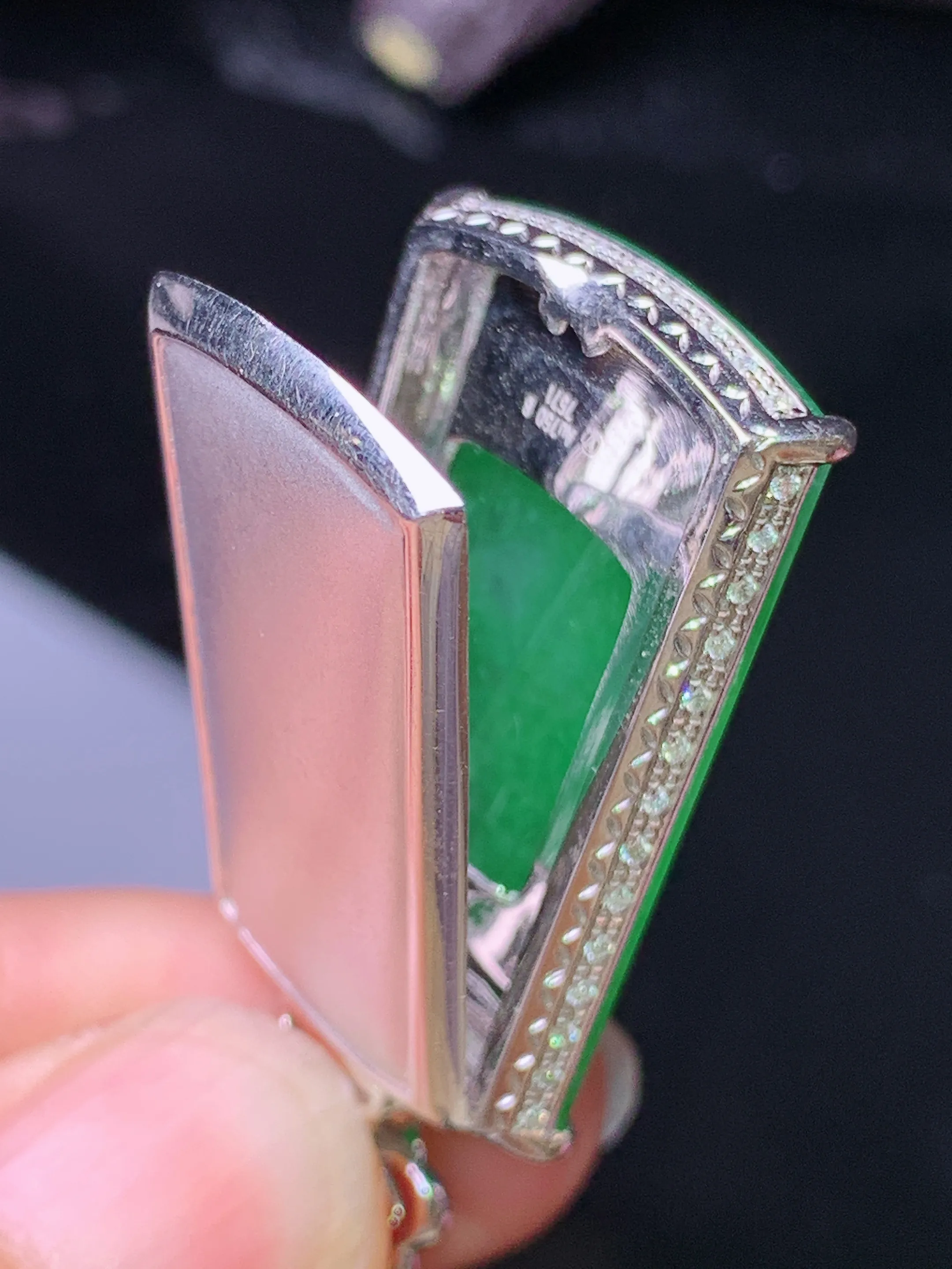 18k金钻镶嵌满绿无事牌吊坠 玉质细腻 水润亮眼 色泽艳丽 整体尺寸40.5*19*8