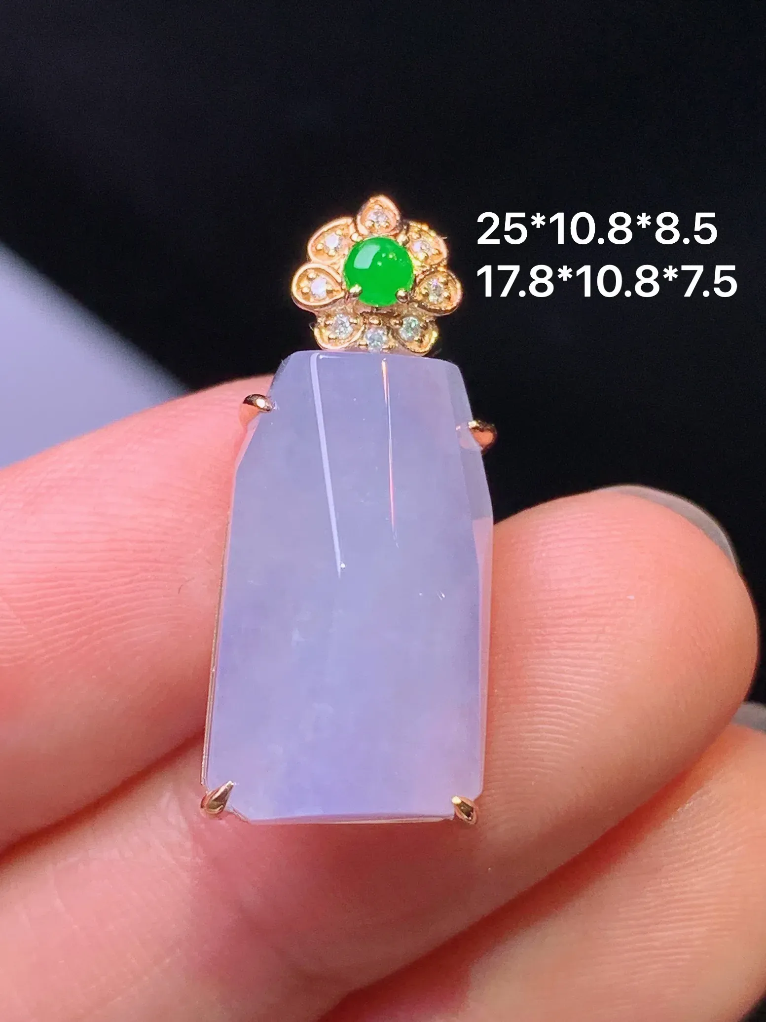 18k金钻镶嵌紫罗兰随形吊坠 玉质细腻 水润亮眼 色泽艳丽 整体尺寸25*10.8*8.5