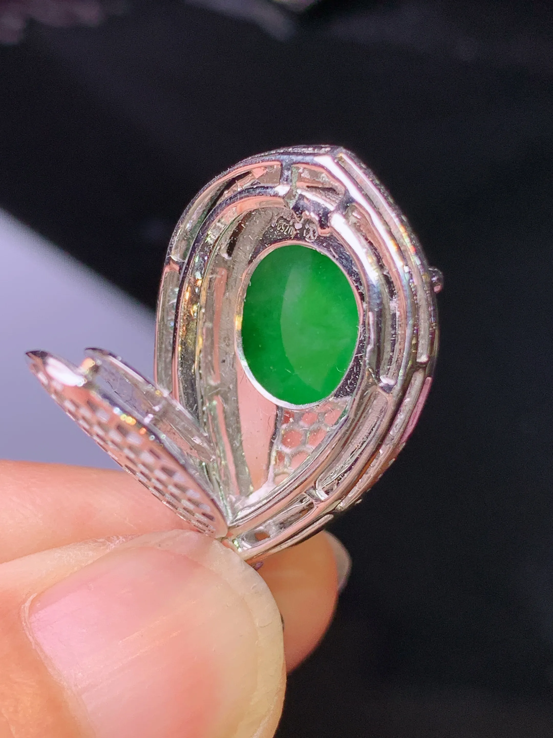 18k金钻镶嵌翠绿水滴吊坠 玉质细腻 水润亮眼 色泽艳丽 整体尺寸33.6*18*6.3