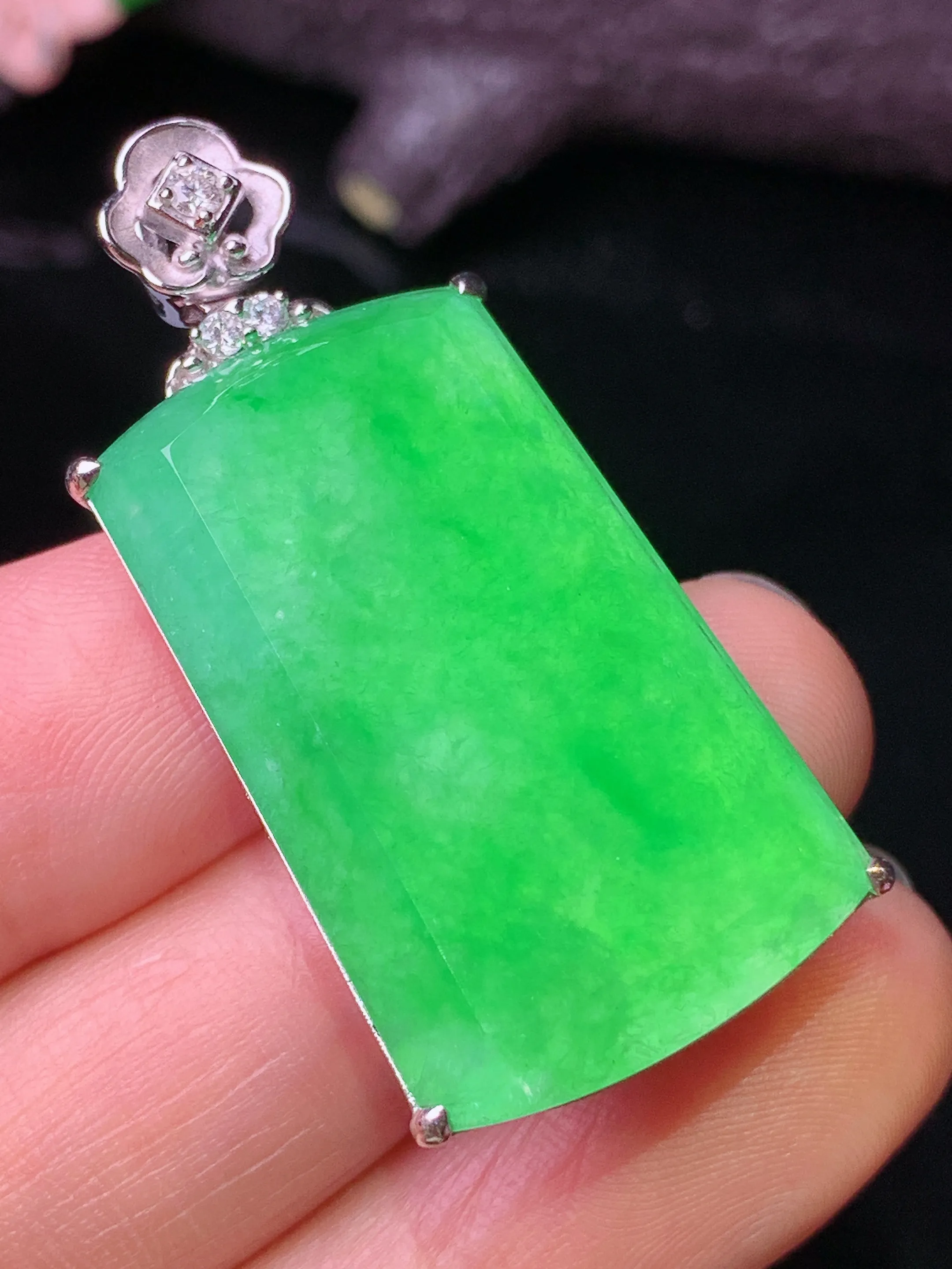 18k金钻镶嵌满绿无事牌吊坠 玉质细腻 水润亮眼 色泽艳丽 整体尺寸40.5*19*8