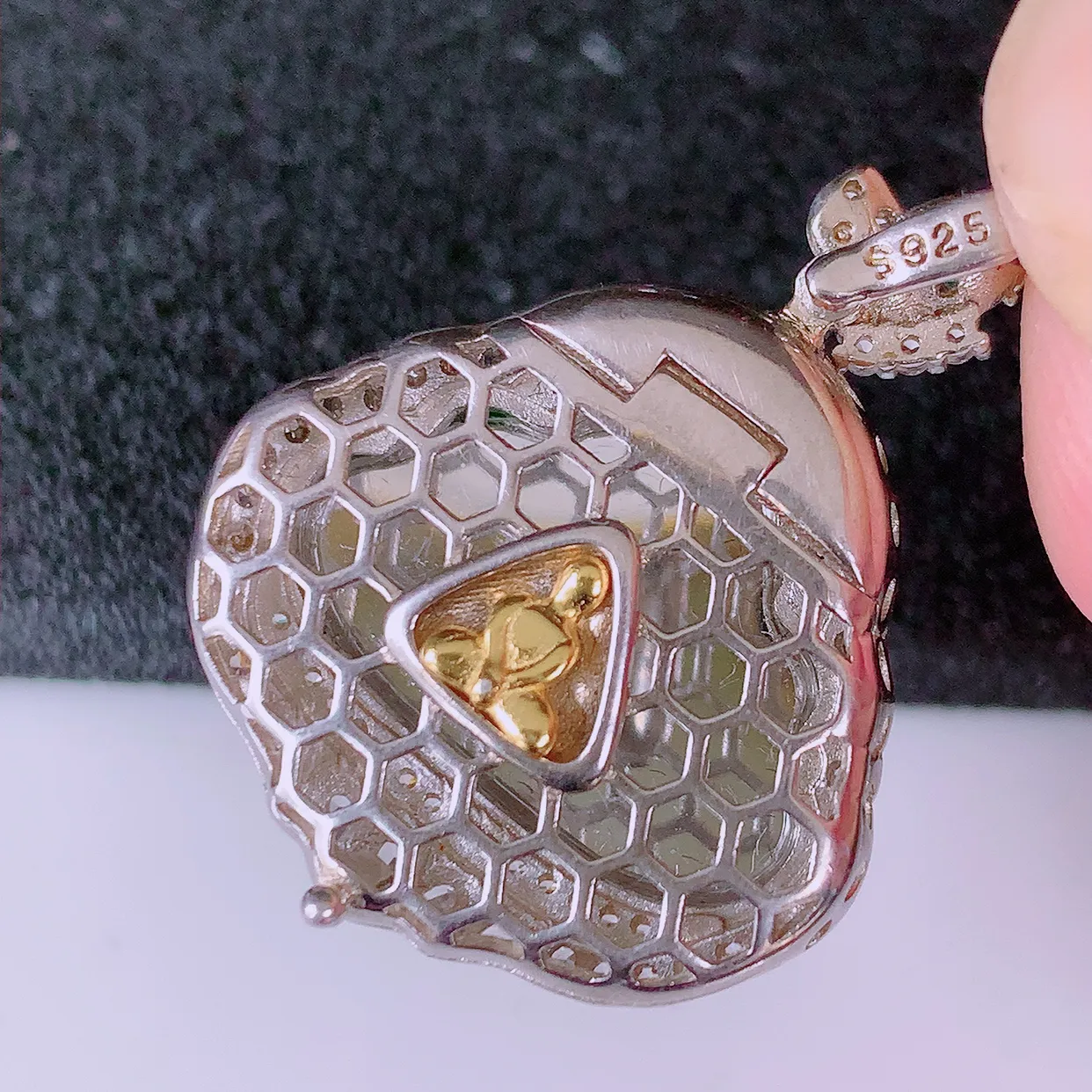 冰透满绿翡翠925银镶嵌佛公吊坠，自然光实拍，翠色灵动，颜色漂亮，种老水足，品相佳，佩戴佳品！#97.9整体31.5*24*9.5裸石20.5*15