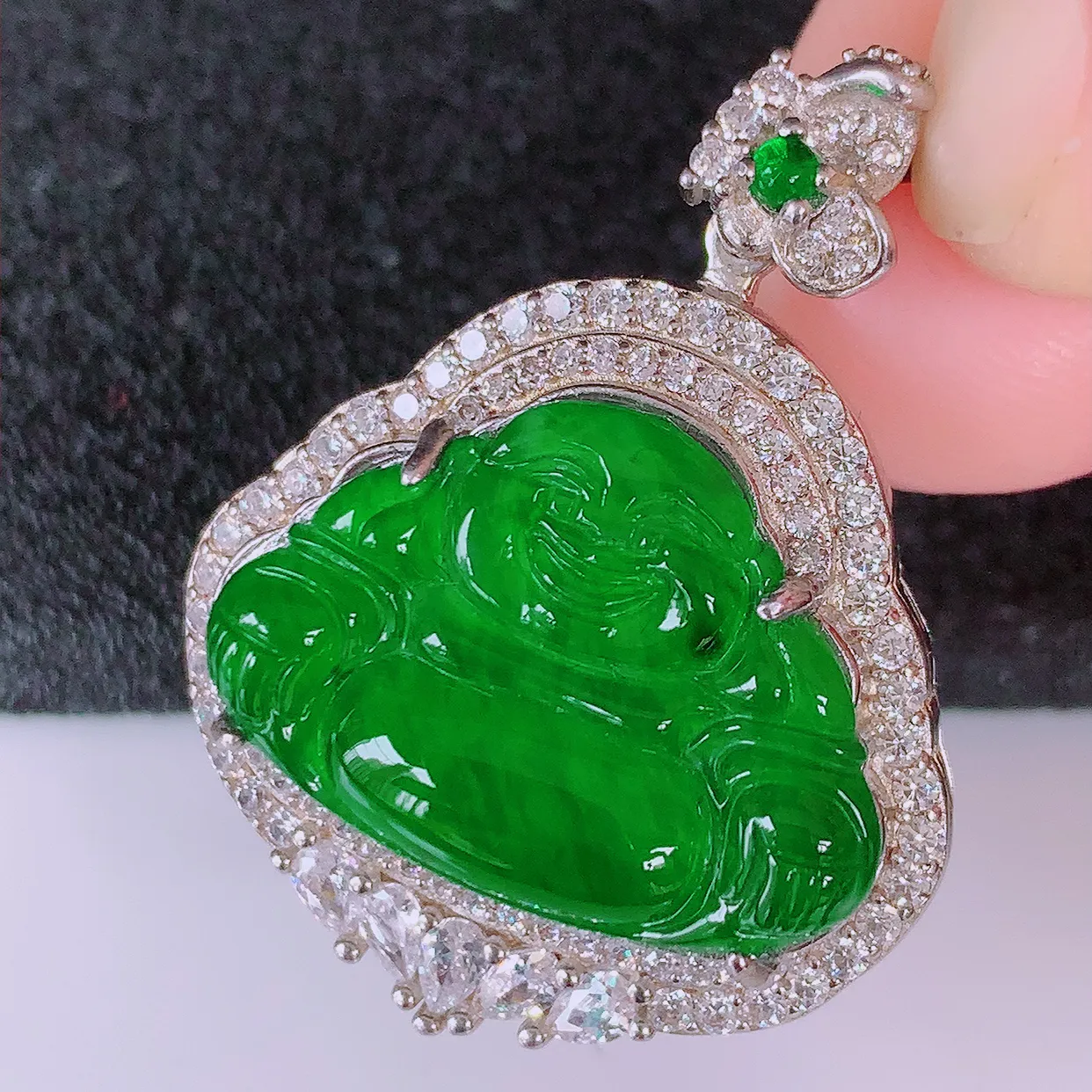 冰透满绿翡翠925银镶嵌佛公吊坠，自然光实拍，翠色灵动，颜色漂亮，种老水足，品相佳，佩戴佳品！#97.9整体31.5*24*9.5裸石20.5*15
