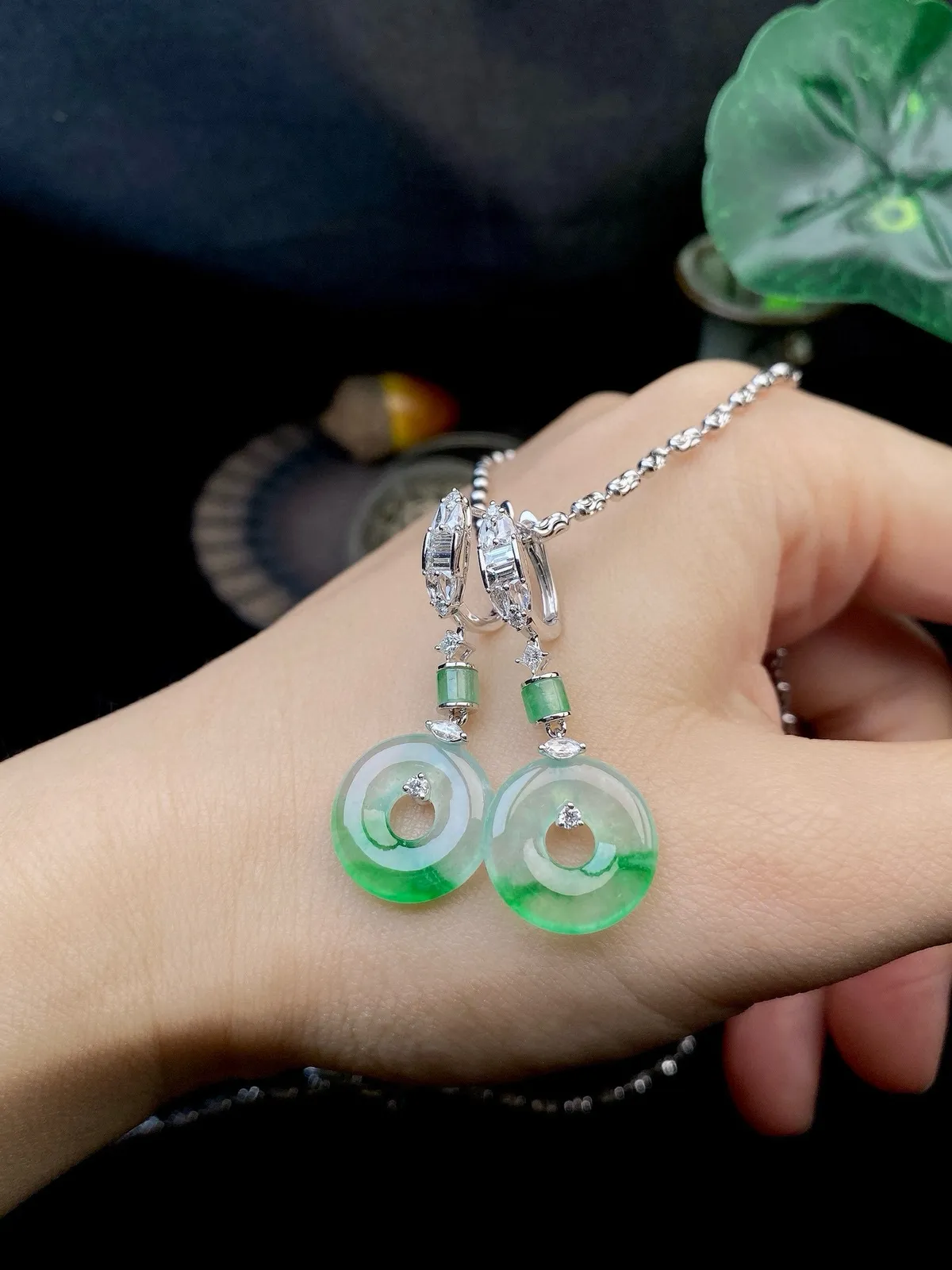 【冰种飘绿耳坠】甜甜圈，质地细腻，冰感十足，通透闪亮，18k金钻镶嵌，裸石尺寸14*2.7毫米