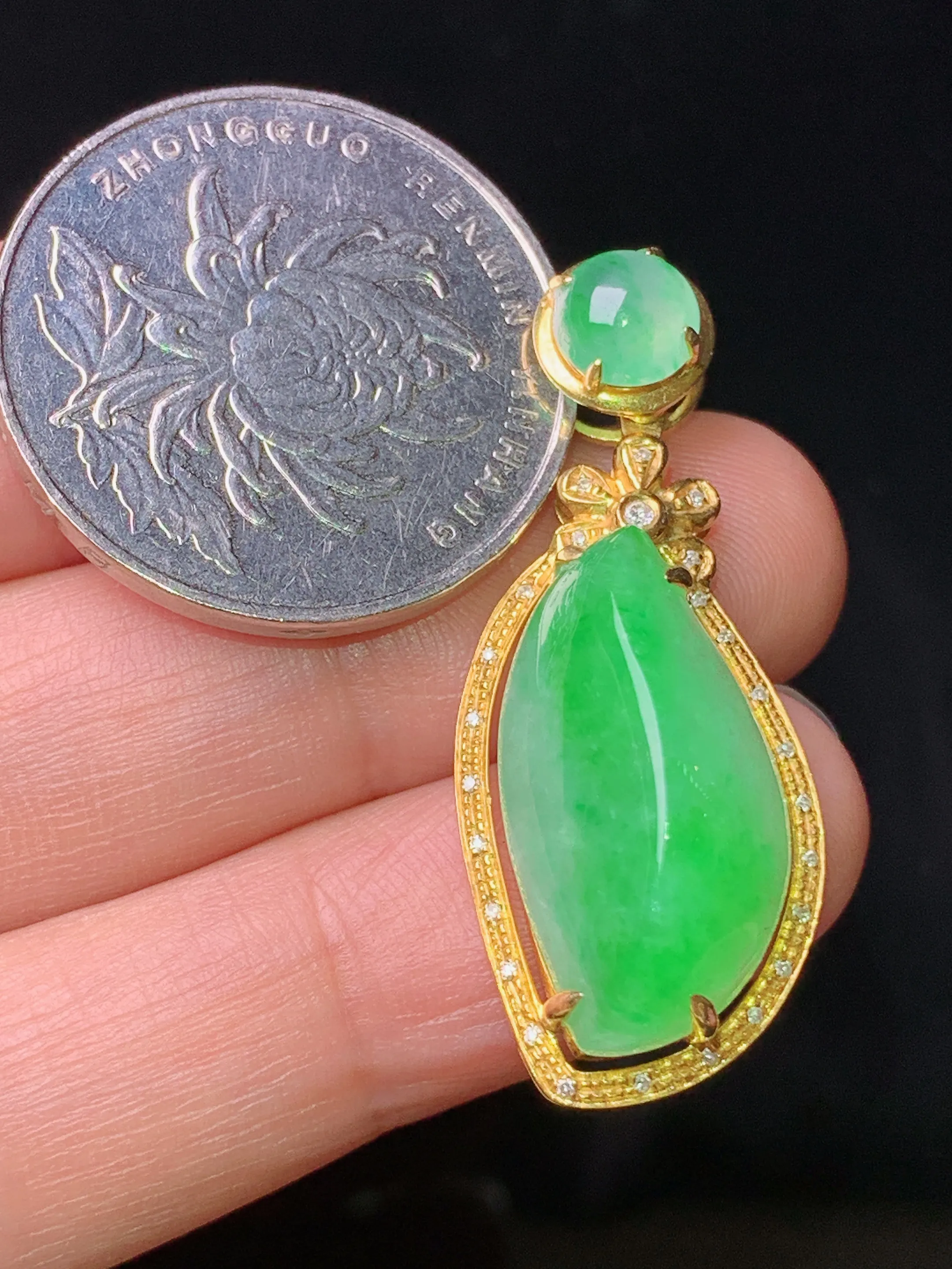 18k金钻镶嵌翠绿随形吊坠 玉质细腻 水润亮眼 色泽艳丽 整体尺寸36.5*14.5*9.2