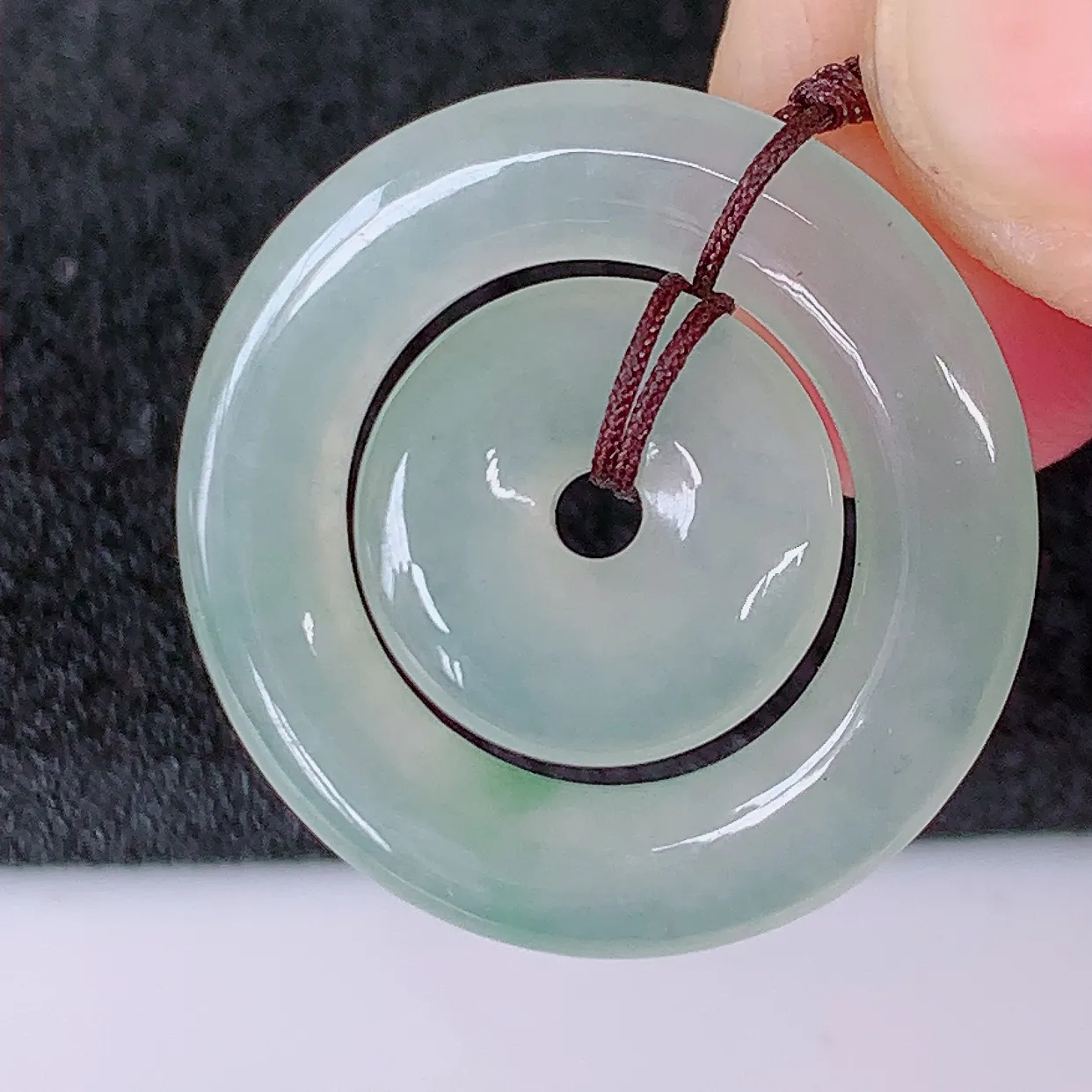 自然光实拍，冰种飘花翡翠平安母子扣吊坠，翠色灵动，种老水足，寓意好，品相佳，佩戴佳品！#57.9