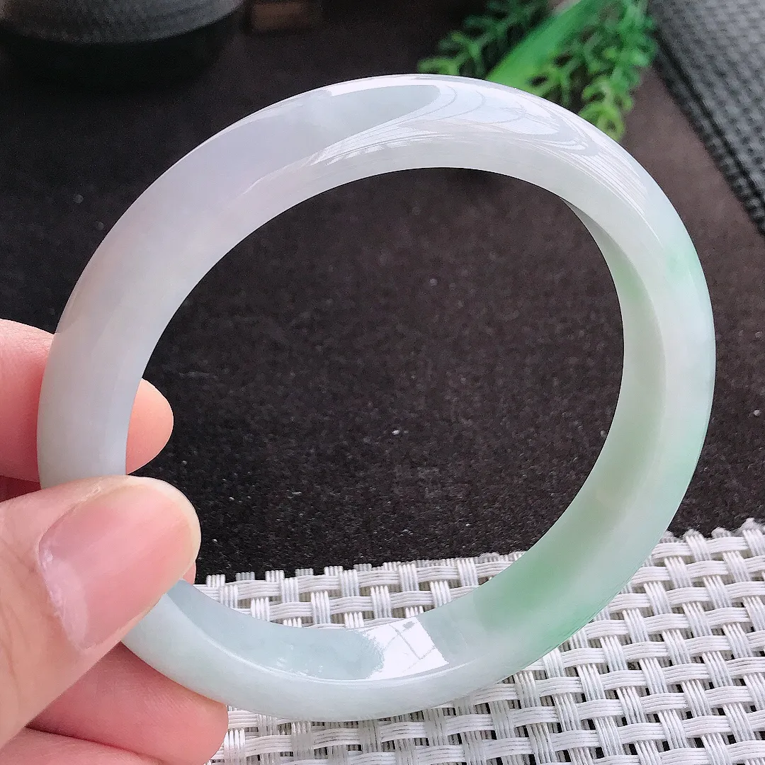 天然A货翡翠62.5/12.3/8.6大圈口老坑精美温润飘绿手镯宽边玉镯