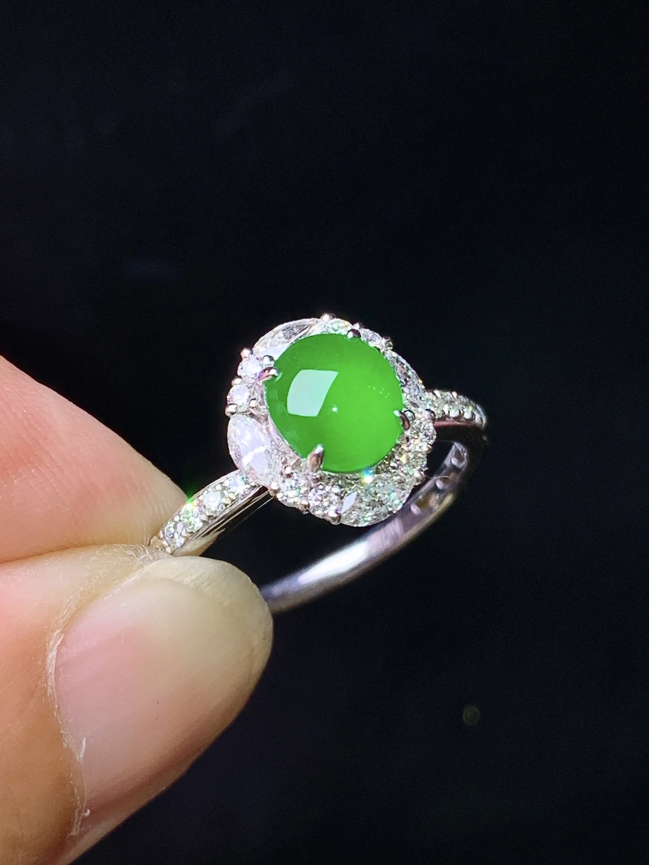 18k金钻镶嵌满绿蛋面戒指 玉质细腻 水润亮眼 色泽艳丽 圈口13.5 整体尺寸10.5*9.3*8