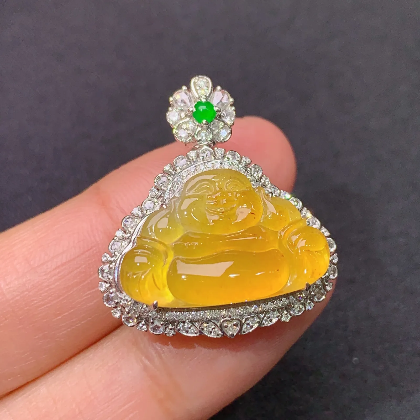 冰黄翡笑佛吊坠，18k金镶嵌，色泽鲜艳靓丽，水色超佳，尺寸26.7*24.2*10.7