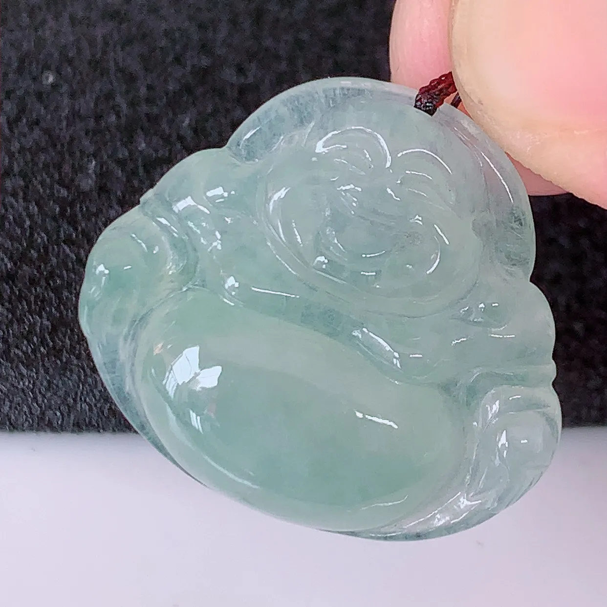 自然光实拍，冰种淡绿翡翠佛公吊坠，翡翠保平安佛公吊坠，玉质莹润，佩戴佳品，#57.9