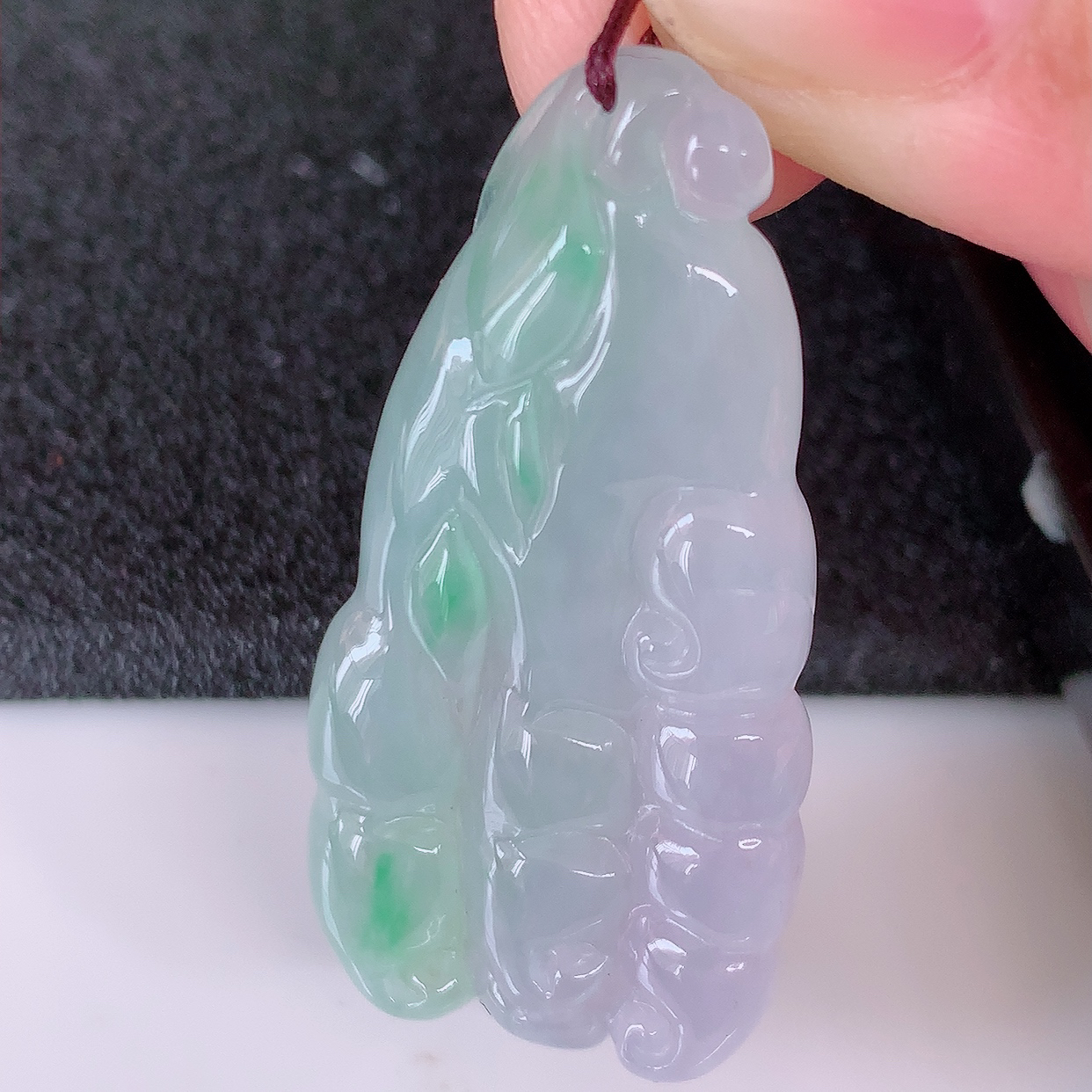 自然光实拍，冰种春带彩翡翠佛手吊坠，翠色灵动，种老水足，寓意好，品相佳，佩戴佳品！#41.9
