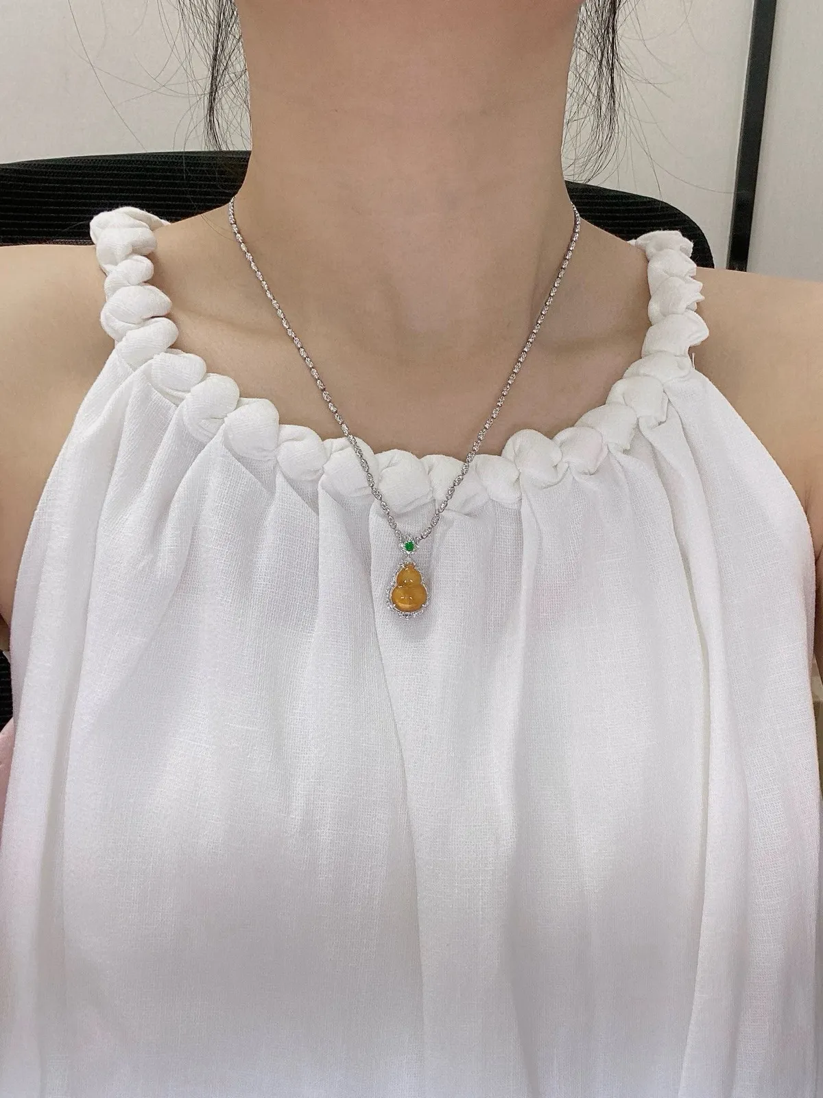 【冰种黄翡葫芦吊坠】质地细腻，冰感十足，晶莹透亮，18K金钻镶嵌，裸石尺寸14*10.3*3.8毫米