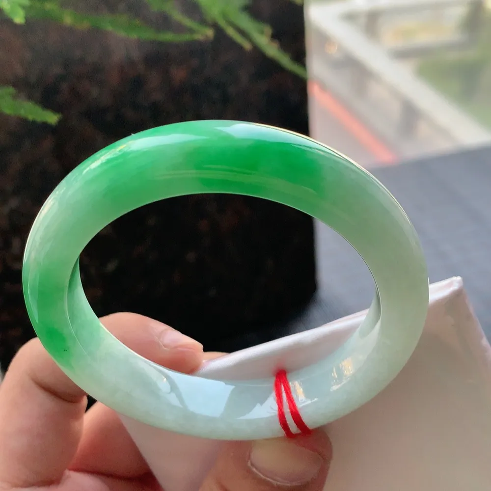 正圈一大节阳绿 无瑕 尺寸:55.7/12.6/9.6 色阳