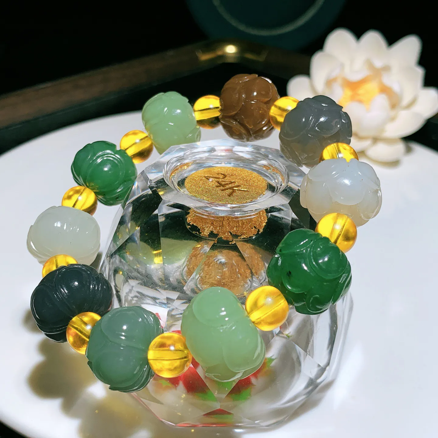 新疆和田玉多宝莲花珠手串。单颗尺寸13/16重56.8克。玉质细腻油润。手推出油。佩戴高端典雅。lt251209