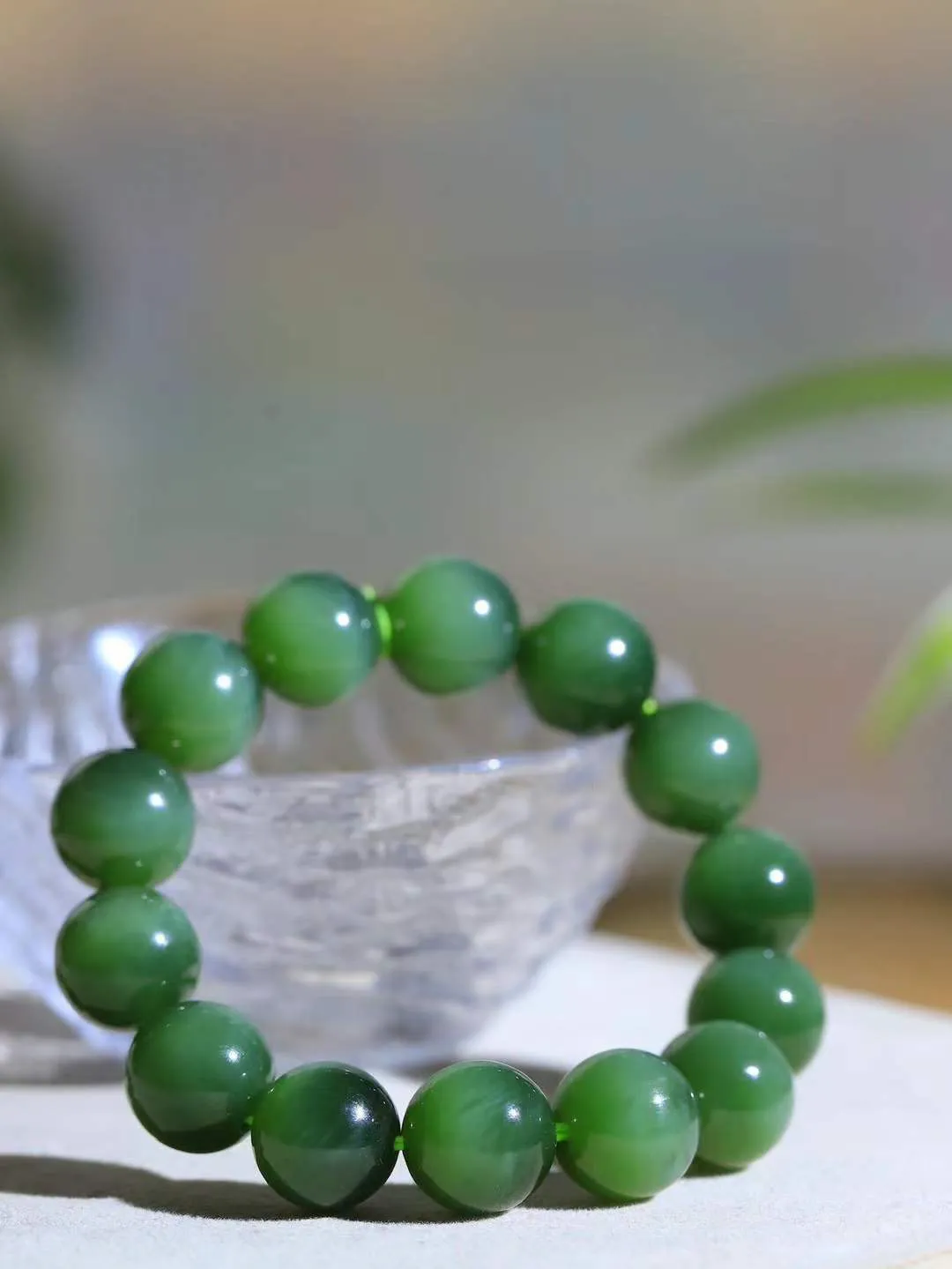 【珠圆玉润.手串】

精品和田玉碧玉猫眼珠圆玉润手串 玉质温润细腻  整串打磨圆润，佩戴舒适。珠珠落玉盘，间关莺语花底滑，一生美好时光，无论身在何处，都有它相伴相守。事事顺遂，幸福美满，吉祥如意。重59.69克   尺寸取一13.3mm   FDL-311210286