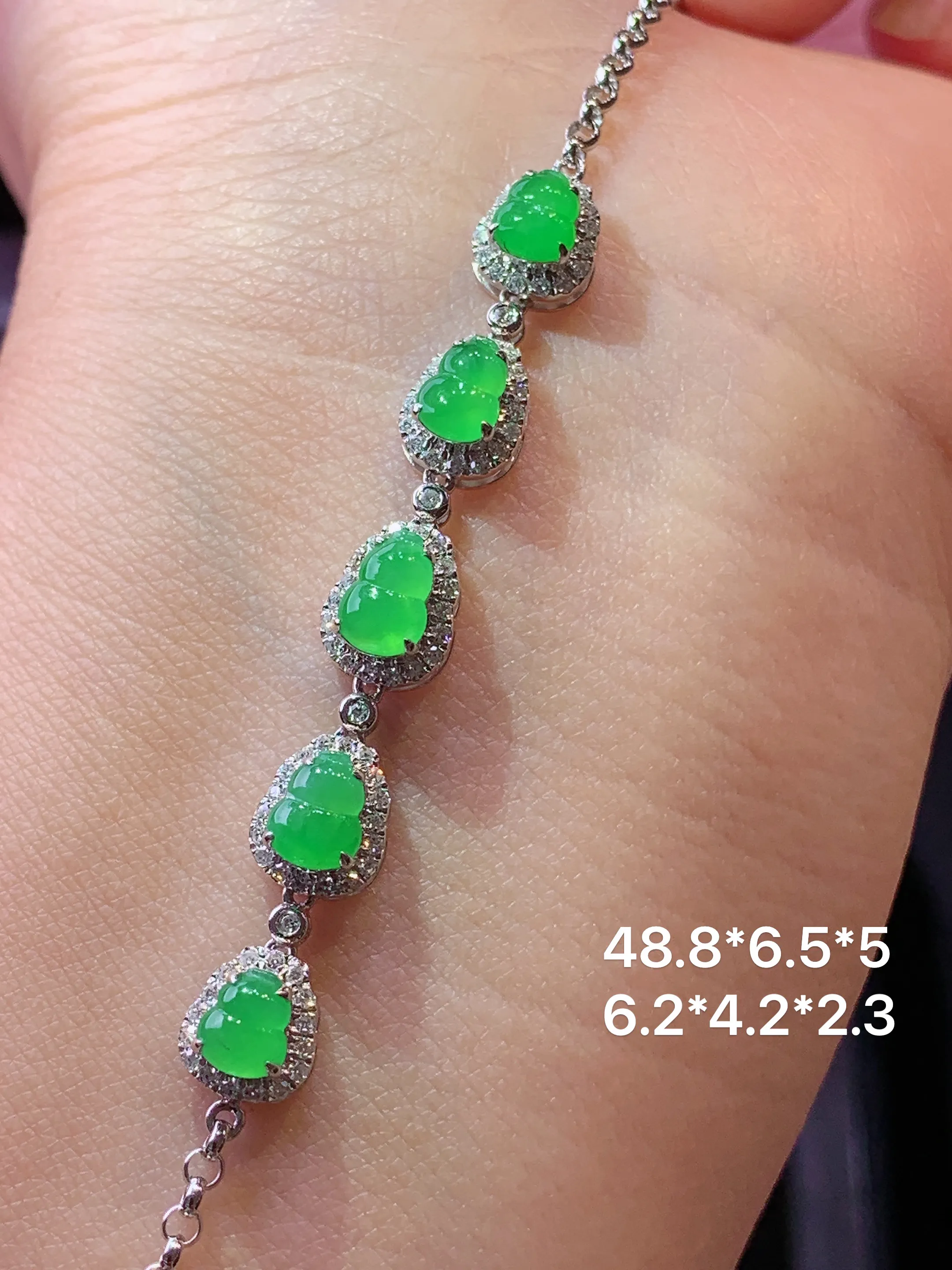 18k金钻镶嵌满绿葫芦手链 玉质细腻 水润亮眼 色泽艳丽 整体尺寸48.8*6.5*5