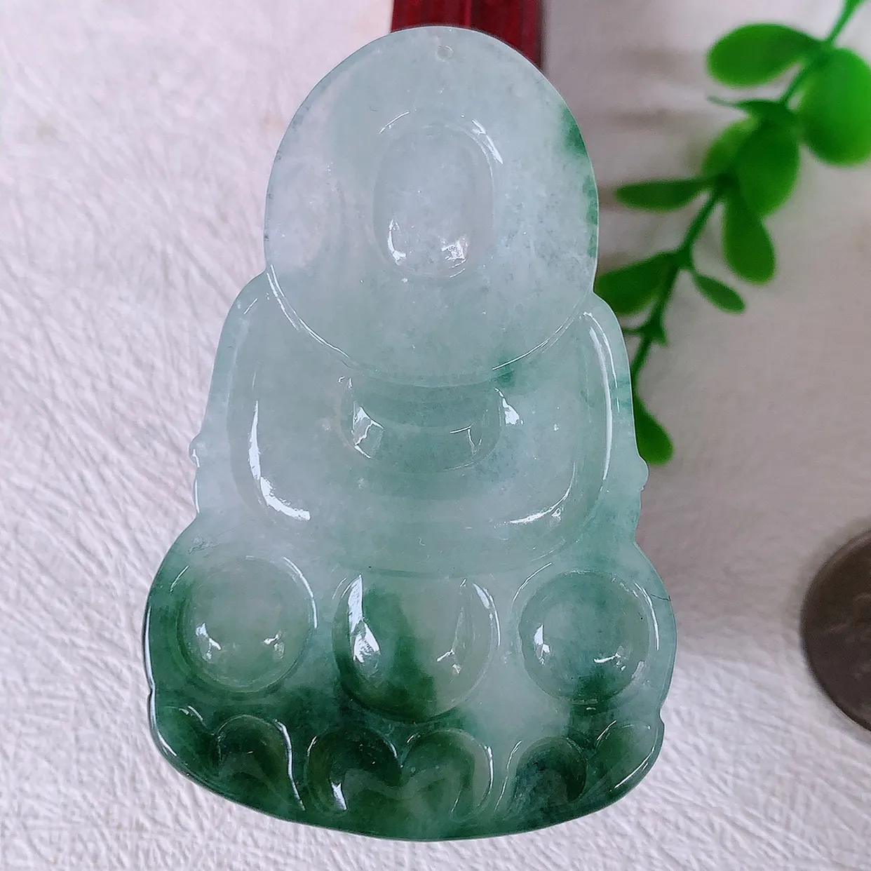 自然光实拍，大件冰飘花翡翠观音菩萨吊坠，赐福观音，玉润通透，慈祥端庄！#46.9