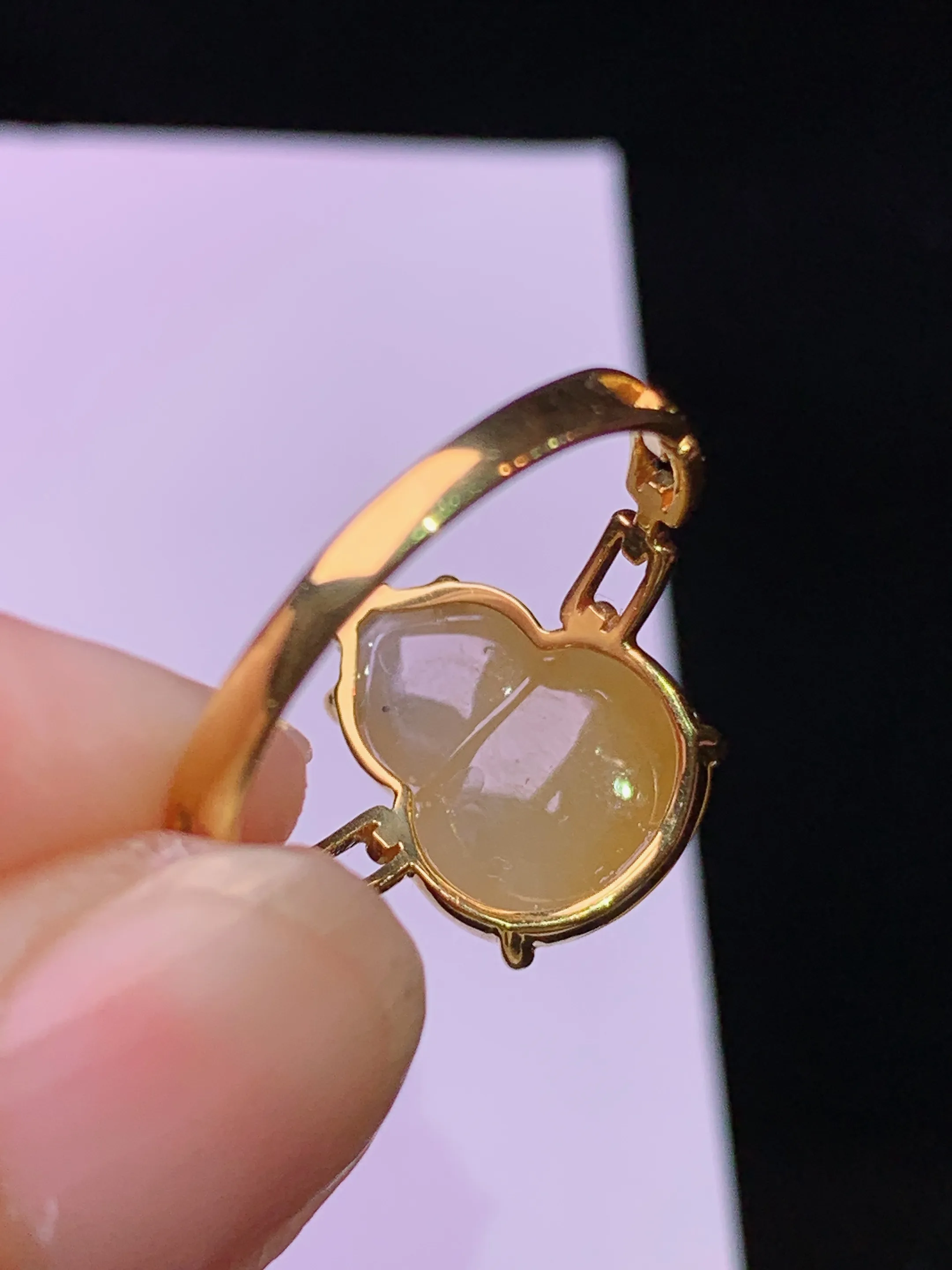 18k金钻镶嵌黄翡葫芦戒指 玉质细腻 水润亮眼 色泽艳丽 圈口13 整体尺寸12.6*9.8*4.5