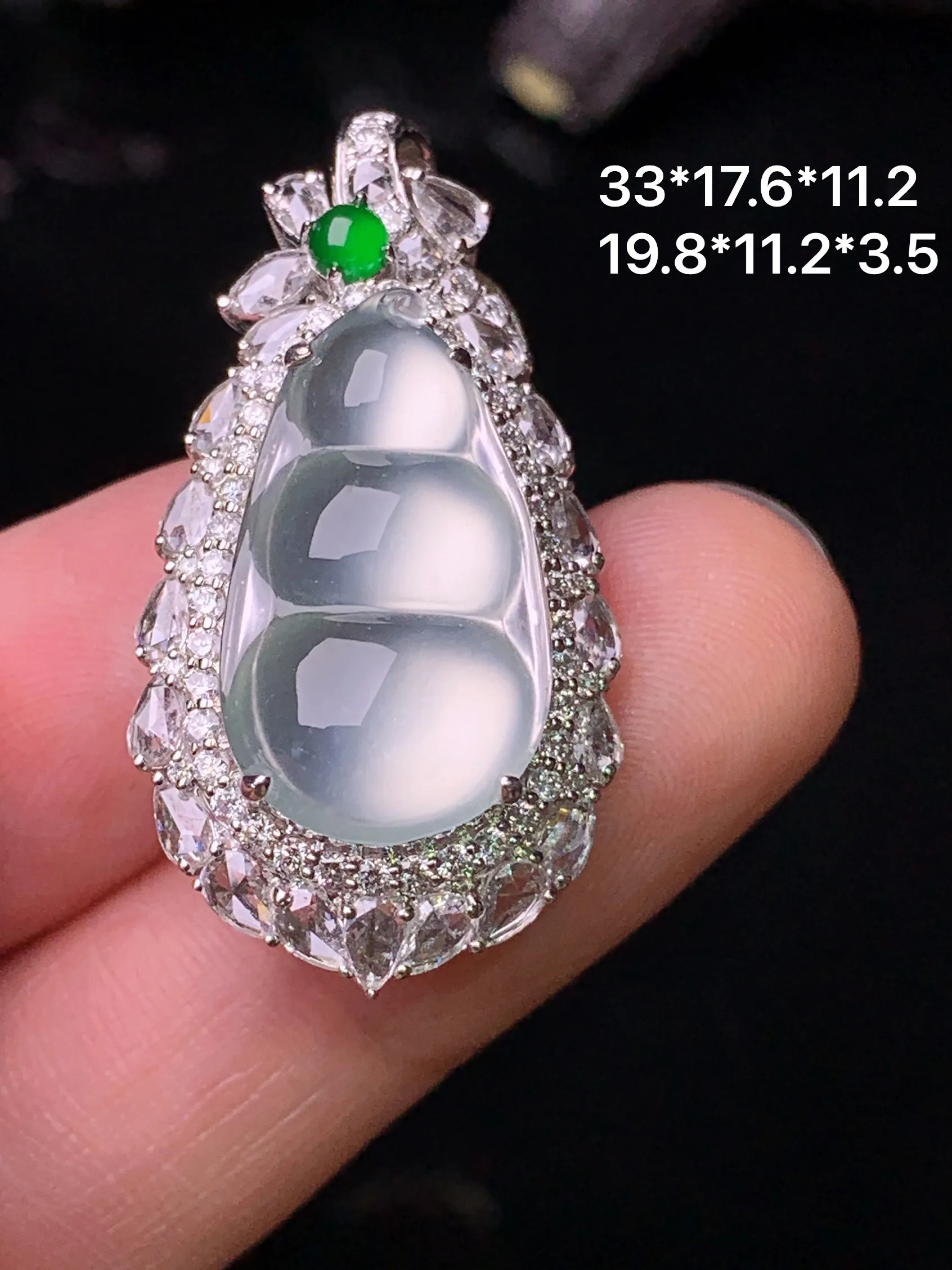 18k金钻镶嵌玻璃种四季豆吊坠 玉质细腻 水润亮眼 色泽艳丽 整体尺寸33*17.6*11.2