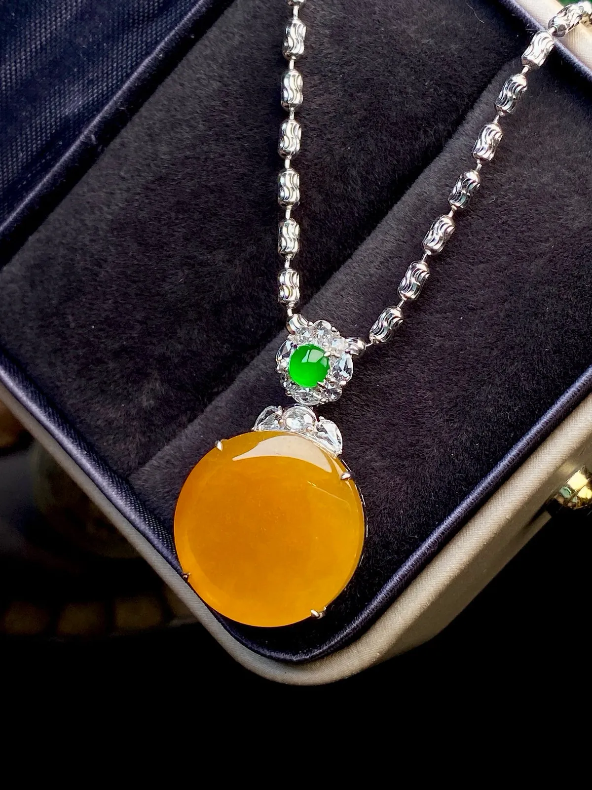 【冰种黄翡圆无事牌吊坠】质地细腻，冰润通透，晶莹闪亮。收藏品质，18k金钻镶嵌，裸石尺寸16.8*3