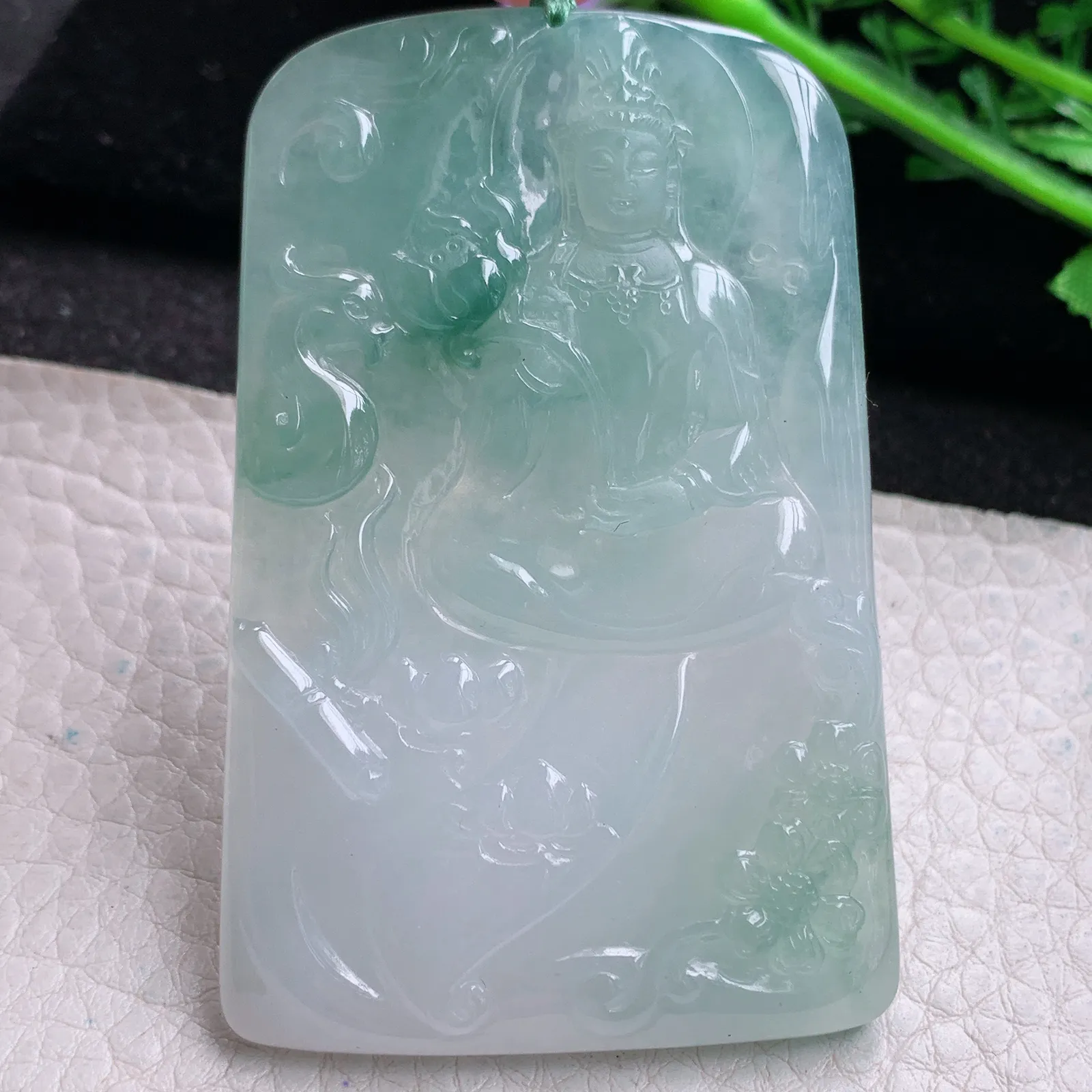 yn实拍67*42.5*5.5缅甸翡翠a货精雕冰飘蓝花持莲观音玉吊坠 玉挂件