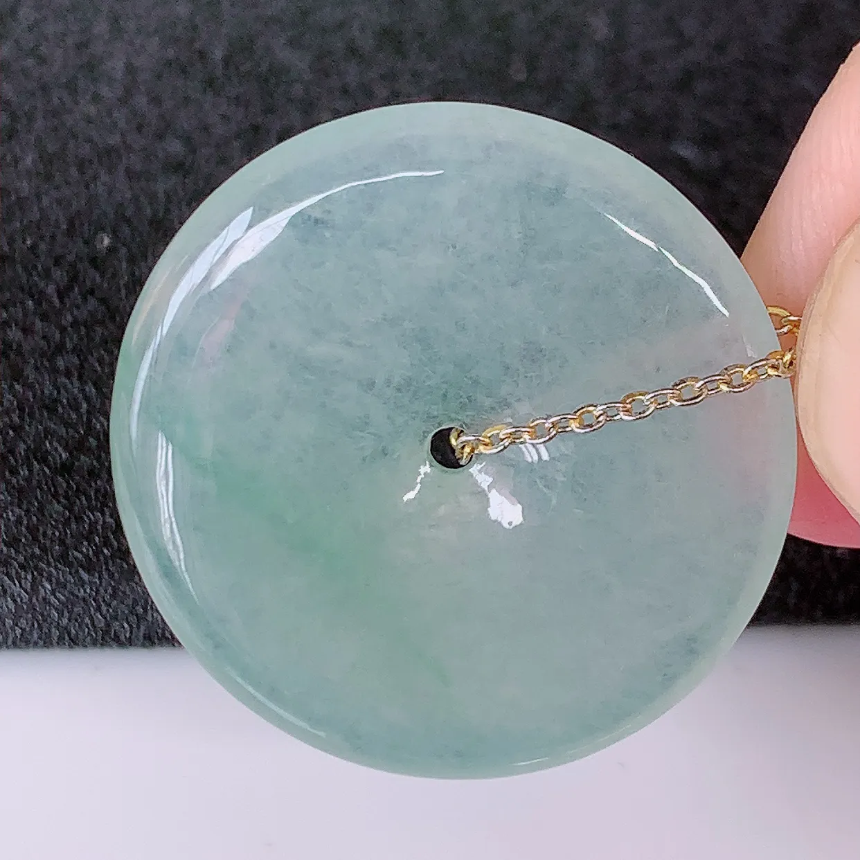 自然光实拍，冰种飘花翡翠平安扣吊坠，玉扣，平安是福；很美的料子，平安扣佩戴优雅迷人！#57.9