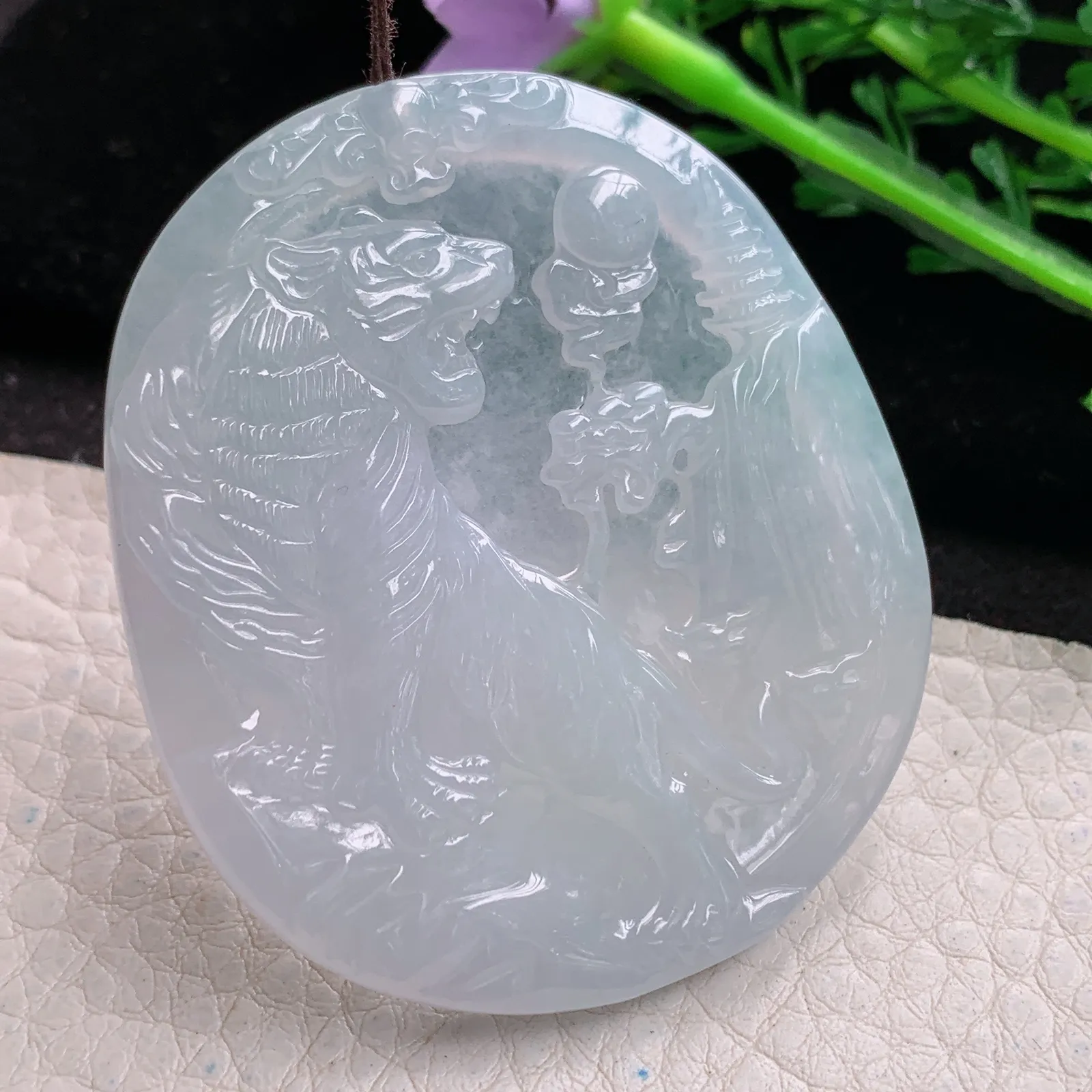 yn实拍54*47*4.8缅甸翡翠a货精雕白月光上山虎 生肖虎玉吊坠 玉挂件