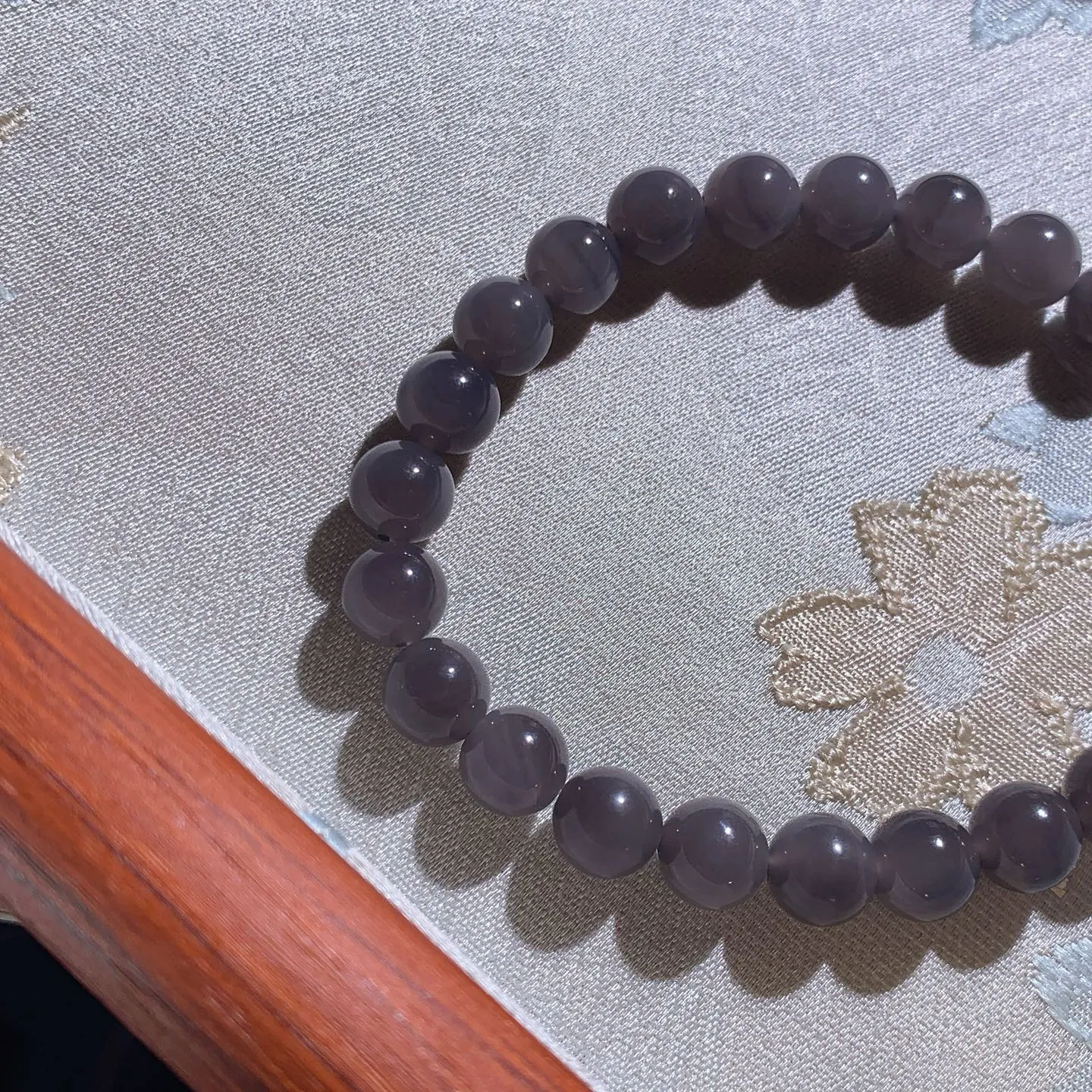 和田玉紫罗兰圆珠手串。单颗尺寸8！玉质细腻油润。手推出油。佩戴高端典雅。lt251209