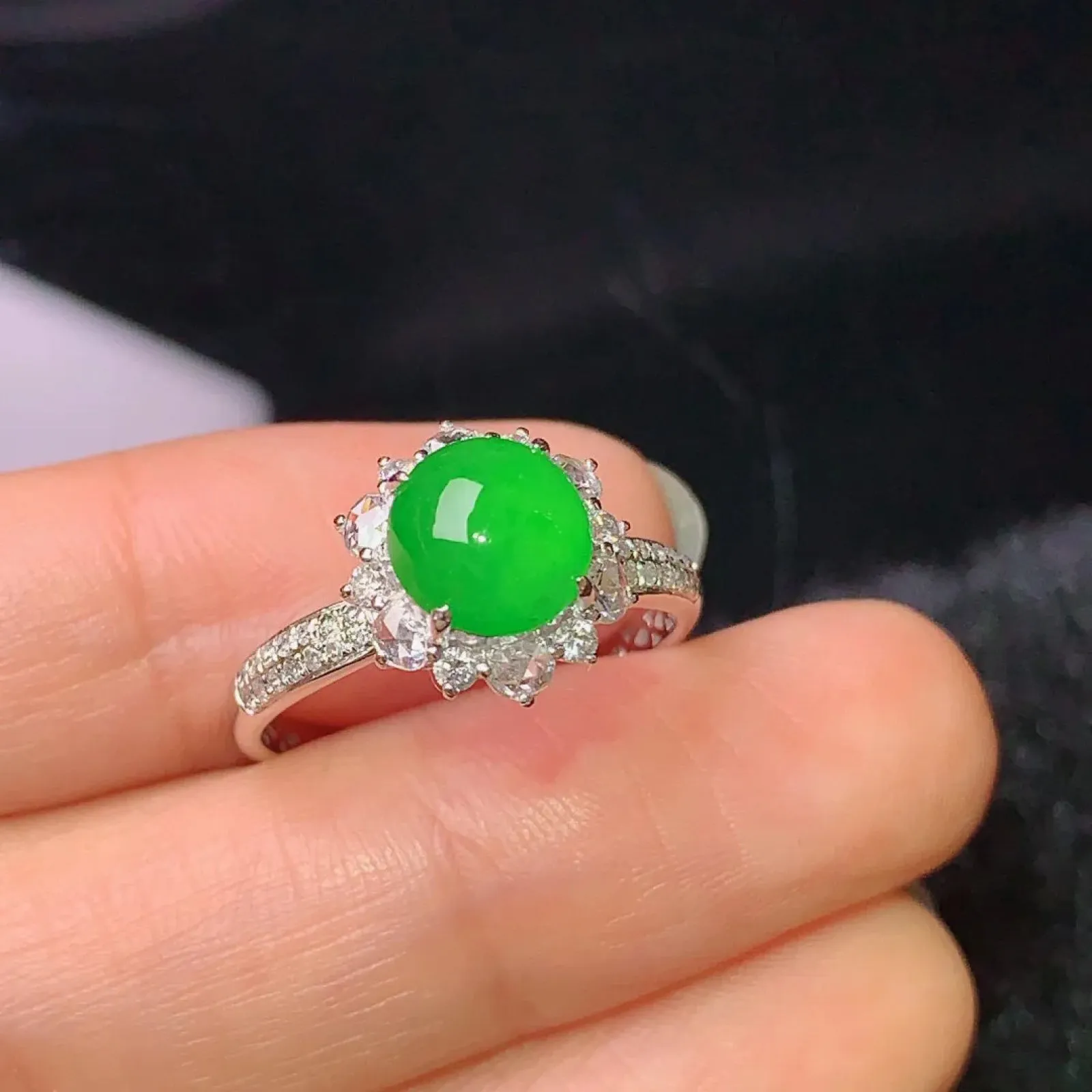 18k金钻镶嵌满绿蛋面戒指 玉质细腻 色泽艳丽  圈口14整体尺寸11.6*11*8.6 裸石7.5*7.2*4