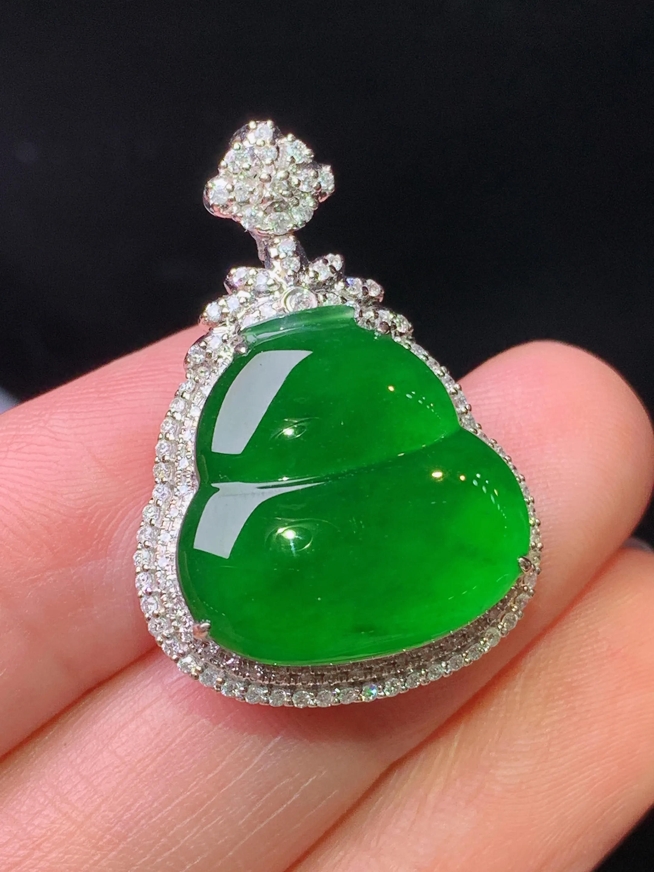 18k金钻镶嵌满绿葫芦吊坠 玉质细腻 水润亮眼 色泽艳丽 整体尺寸30*20.7*8.5