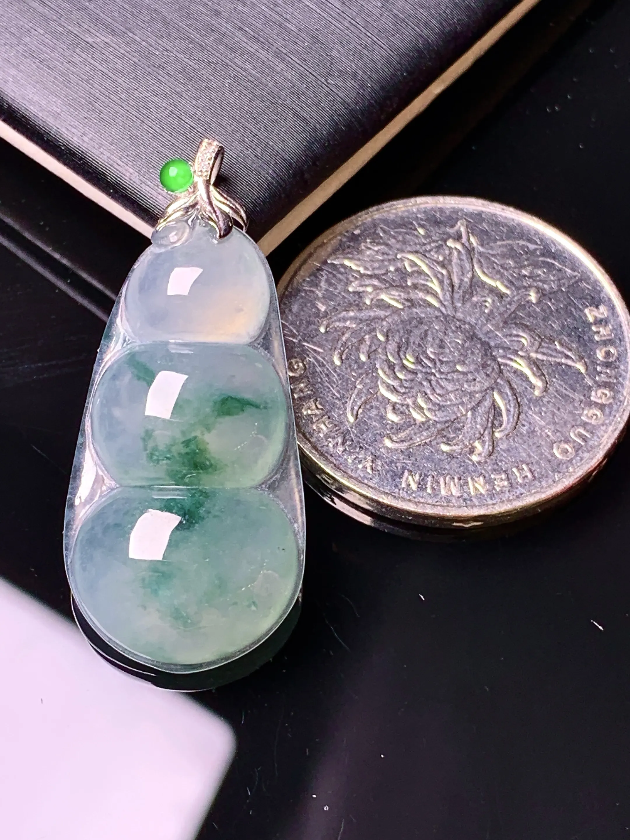 18k金镶嵌飘绿四季豆吊坠 玉质细腻 水润亮眼 色泽艳丽 整体尺寸32.8*14.8*5.2