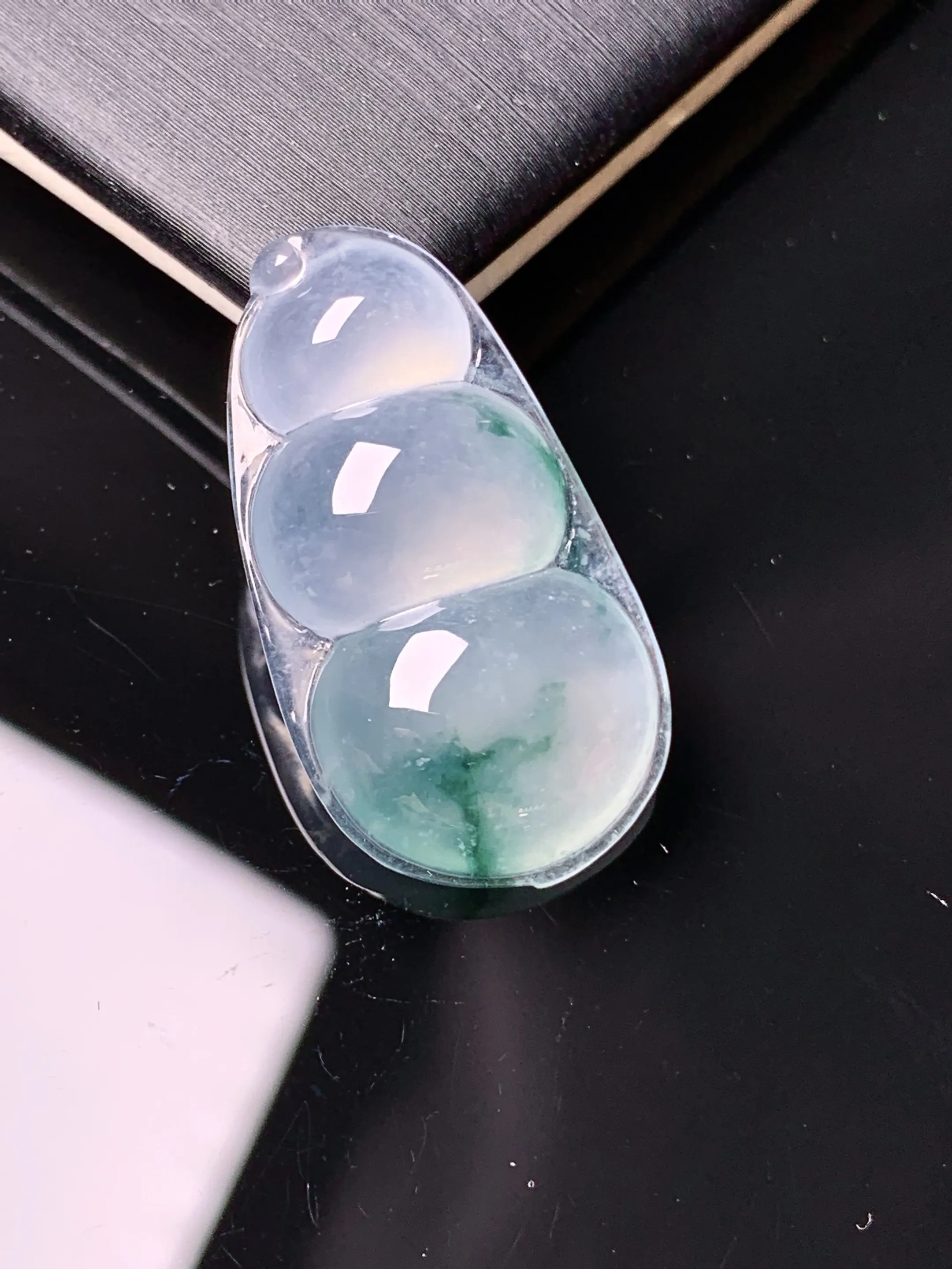 冰种飘绿四季豆吊坠 玉质细腻 水润亮眼 色泽艳丽 整体尺寸29.3*16*5.8