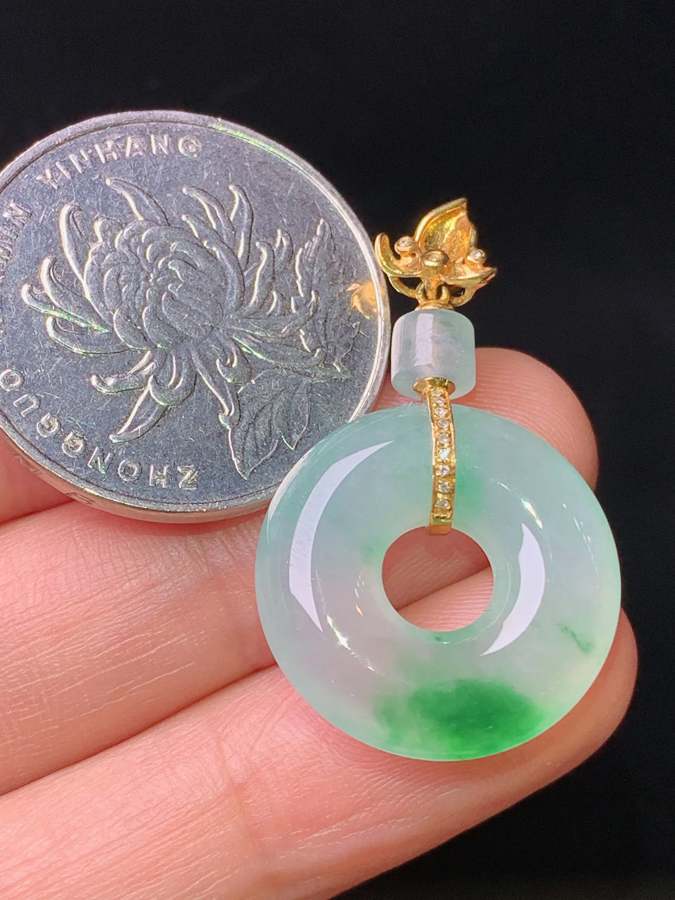 18k金镶嵌飘绿平安环吊坠 玉质细腻 水润亮眼 色泽艳丽 整体尺寸31.8*19.6*5.2