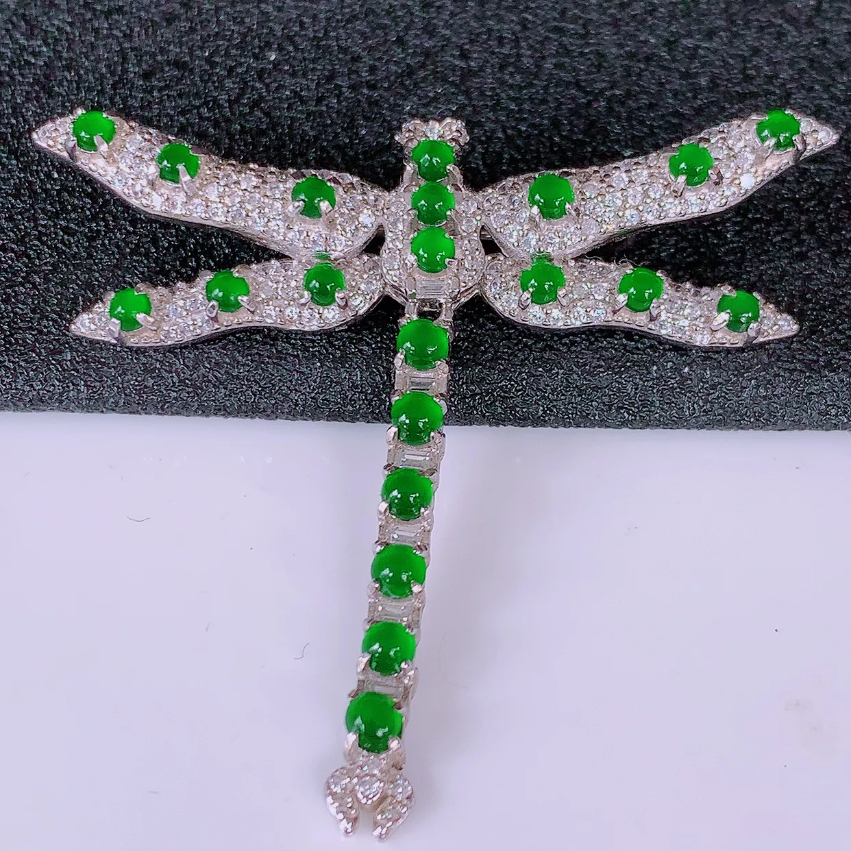 冰透满绿翡翠925银镶嵌蜻蜓胸针，自然光实拍，翠色灵动，颜色漂亮，种老水足，品相佳，佩戴佳品！#97.9整体45.5*39-9.5裸石2*2
