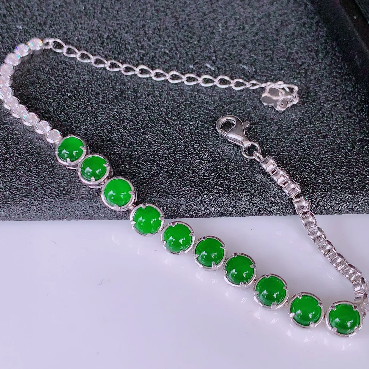 冰透满绿翡翠925银镶嵌手链，自然光实拍，翠色灵动，颜色漂亮，种老水足，品相佳，佩戴佳品！#97.9取一整体5.5*5.5*4.5裸石4.5*4.5