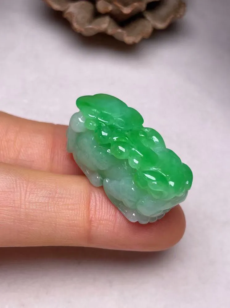 冰糯种飘绿【招财貔貅】吊坠，种水好，玉质细腻 ，卖相好.