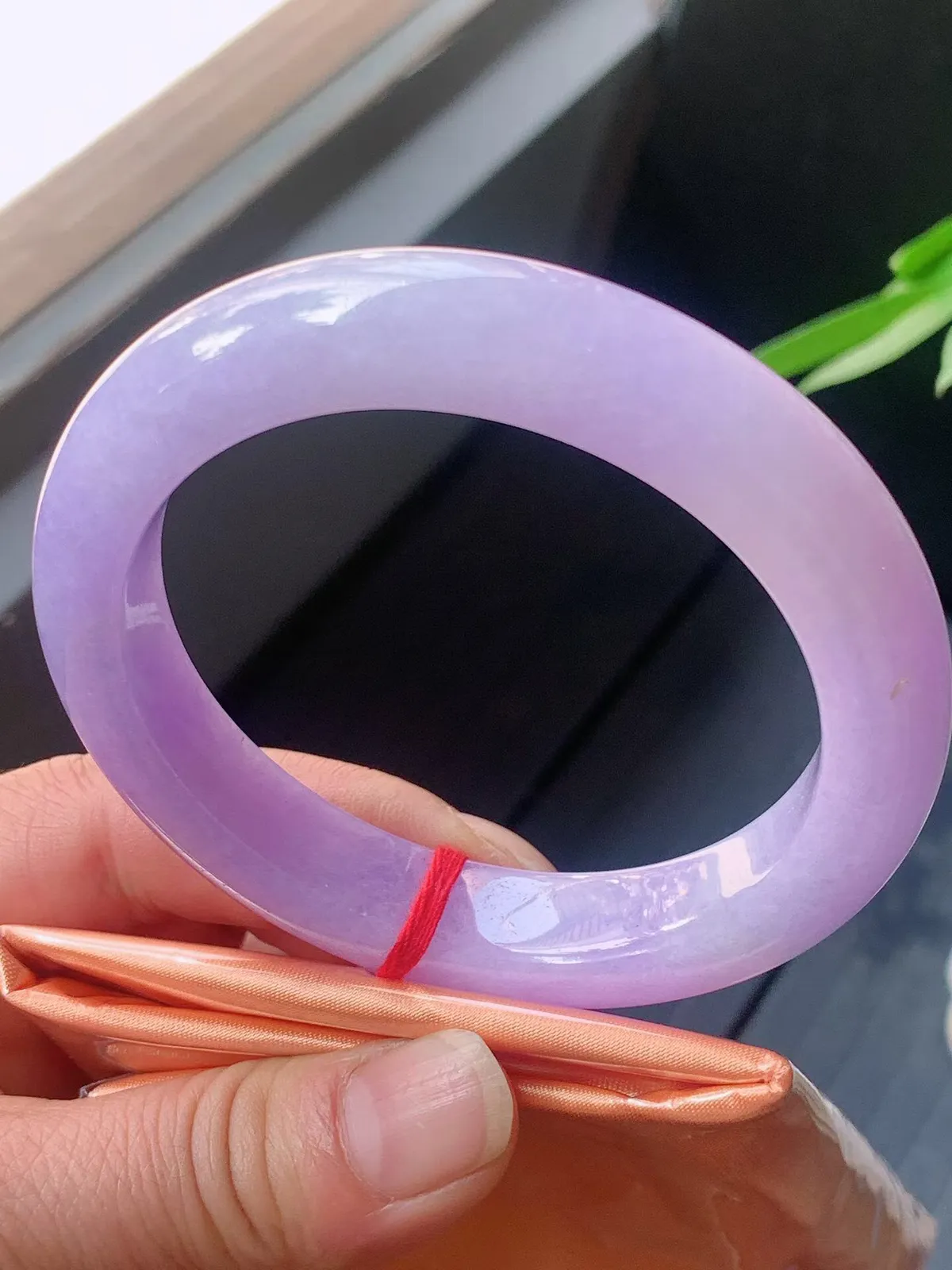 【翡翠名称】老种冰紫罗兰58.8正圈口手镯
【翡翠尺寸】58.8/12.6/9.8mm适合57.8-60正圈口佩戴
【翡翠描述】宝贝种老水足，玉质细腻，色泽靓丽，性价比高，佩戴效果好！
【其它赠送】权威证书/精美挂绳盒子/支持全国复检