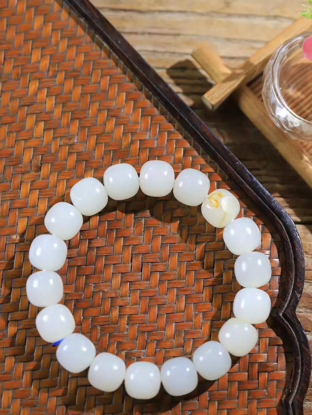 （老型珠.手串）

新疆和田籽料老型珠手串，玉质细腻油润 饱满光滑 质朴无华，悠远简单，人心境界远，百世修炼深，心灵常驻善意持，觉悟人生百世修。重50.96克    尺寸取一11.3-12mm    10120900A