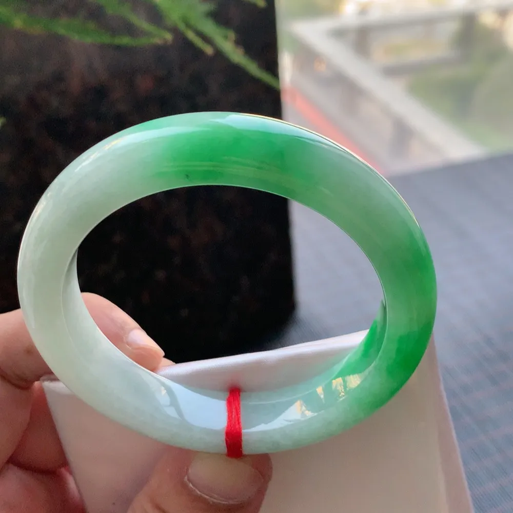 正圈一大节阳绿 无瑕 尺寸:55.7/12.6/9.6 色阳